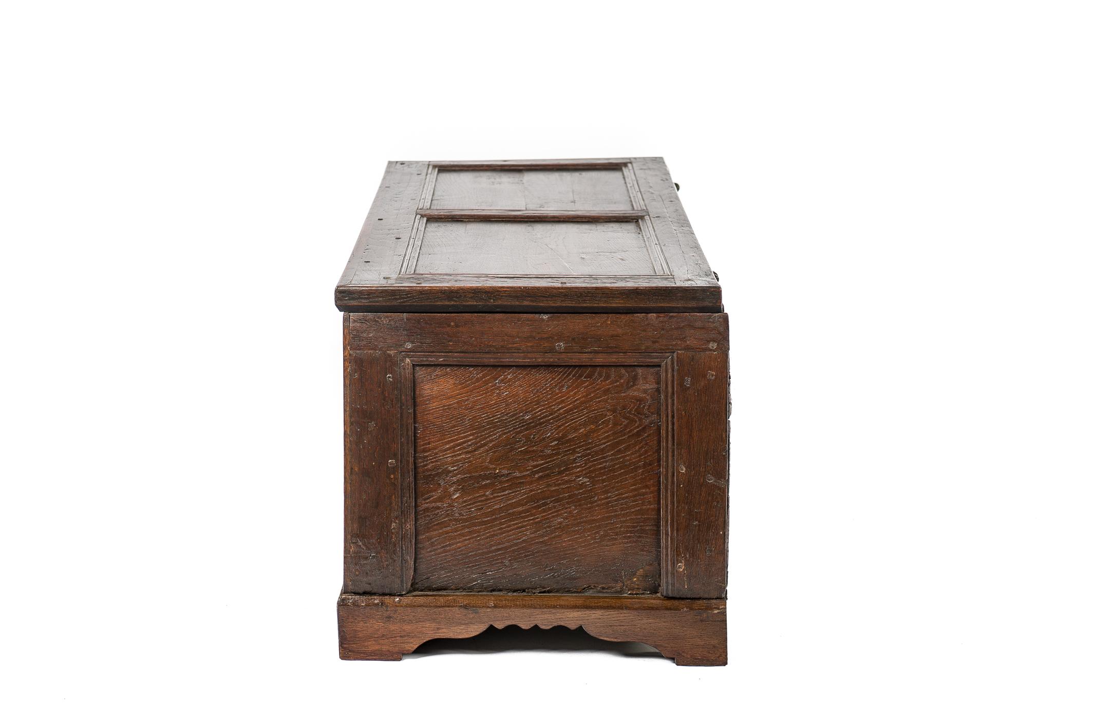 Antike warm-braune getäfelte und geschnitzte Eichenholztruhe oder Koffer aus dem frühen 18. Jahrhundert im Zustand „Gut“ im Angebot in Casteren, NL