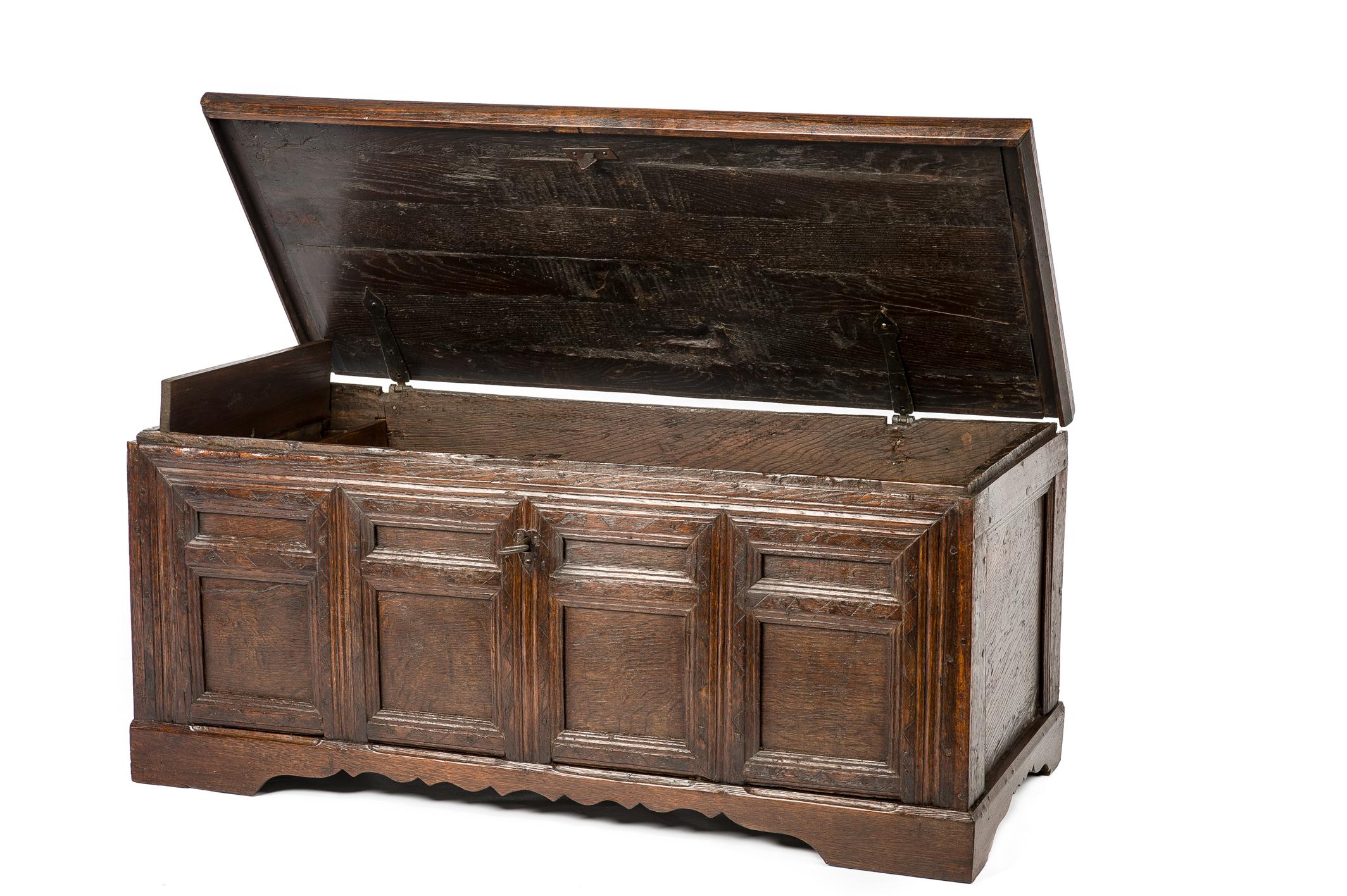 Antike warm-braune getäfelte und geschnitzte Eichenholztruhe oder Koffer aus dem frühen 18. Jahrhundert (Eisen) im Angebot