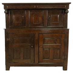 Antico armadio da salotto gallese-inglese "Deuddarn" in rovere intagliato, primi anni del XVIII secolo, 1737