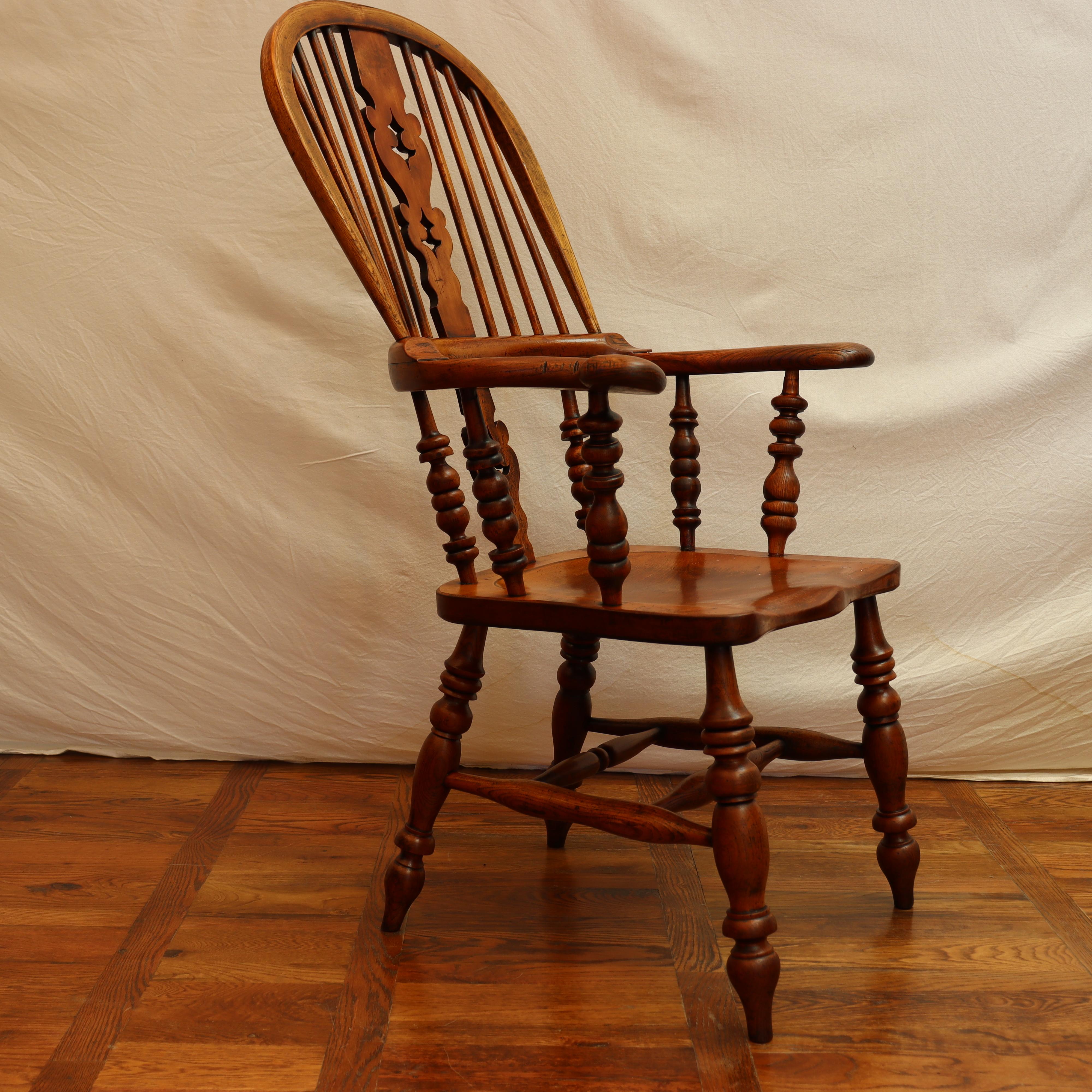 British Antique Early 18th Century Yew Wood & Elm English Fiddleback Windsor Armchair For Sale