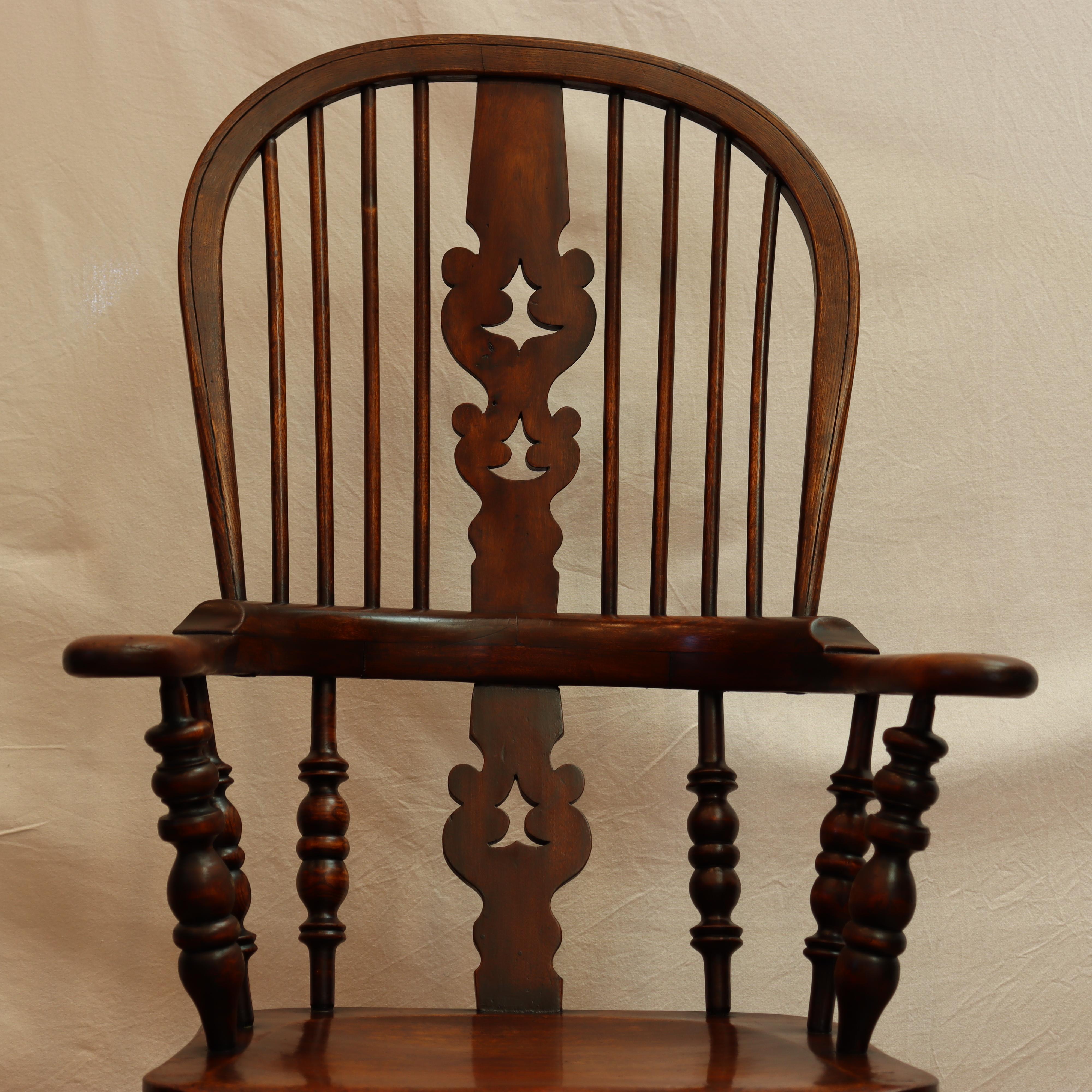 British Antique Early 18th Century Yew Wood & Elm English Fiddleback Windsor Armchair For Sale