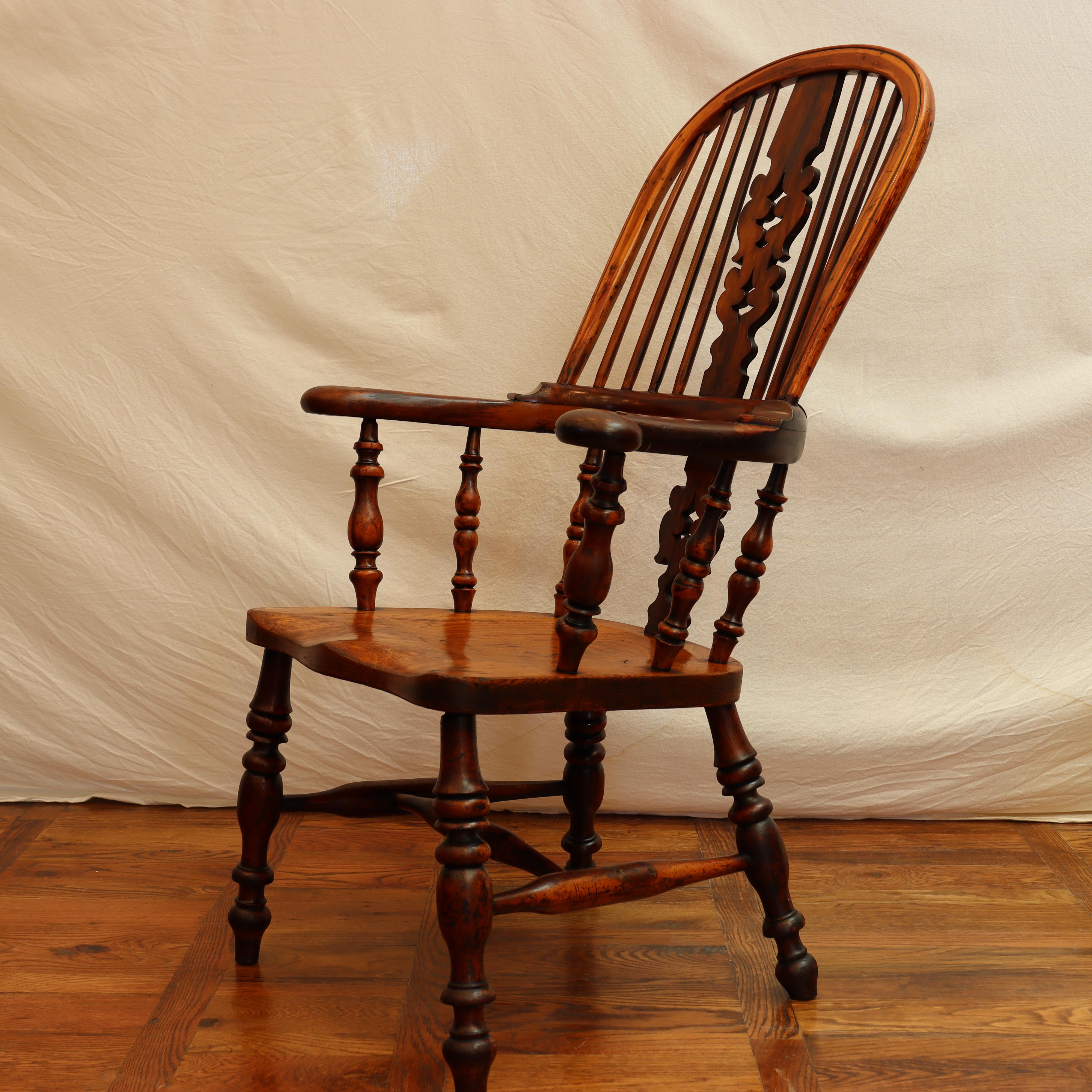 Antique Early 18th Century Yew Wood & Elm English Fiddleback Windsor Armchair In Good Condition For Sale In Los Angeles, CA