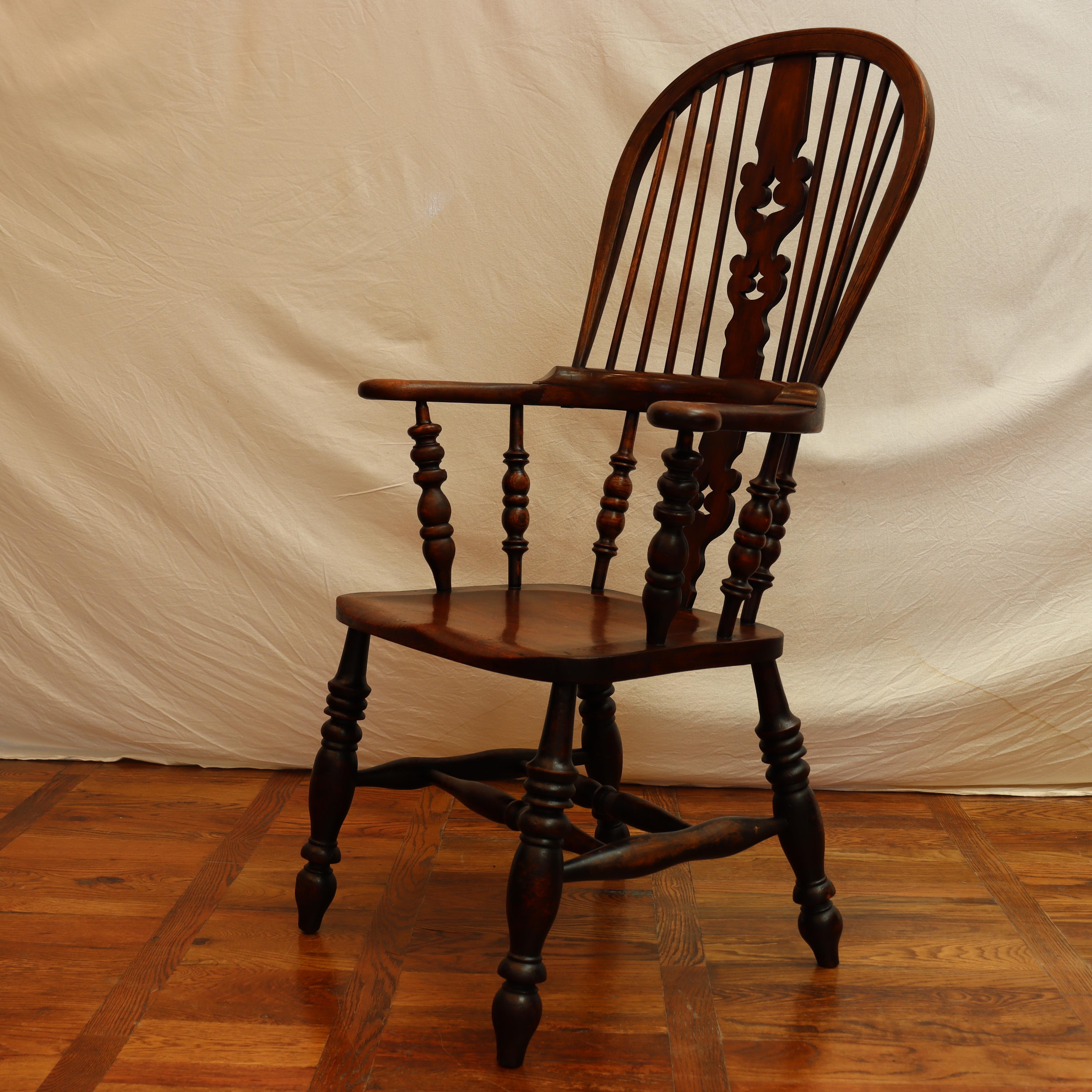 Hand-Carved Antique Early 18th Century Yew Wood & Elm English Fiddleback Windsor Armchair For Sale