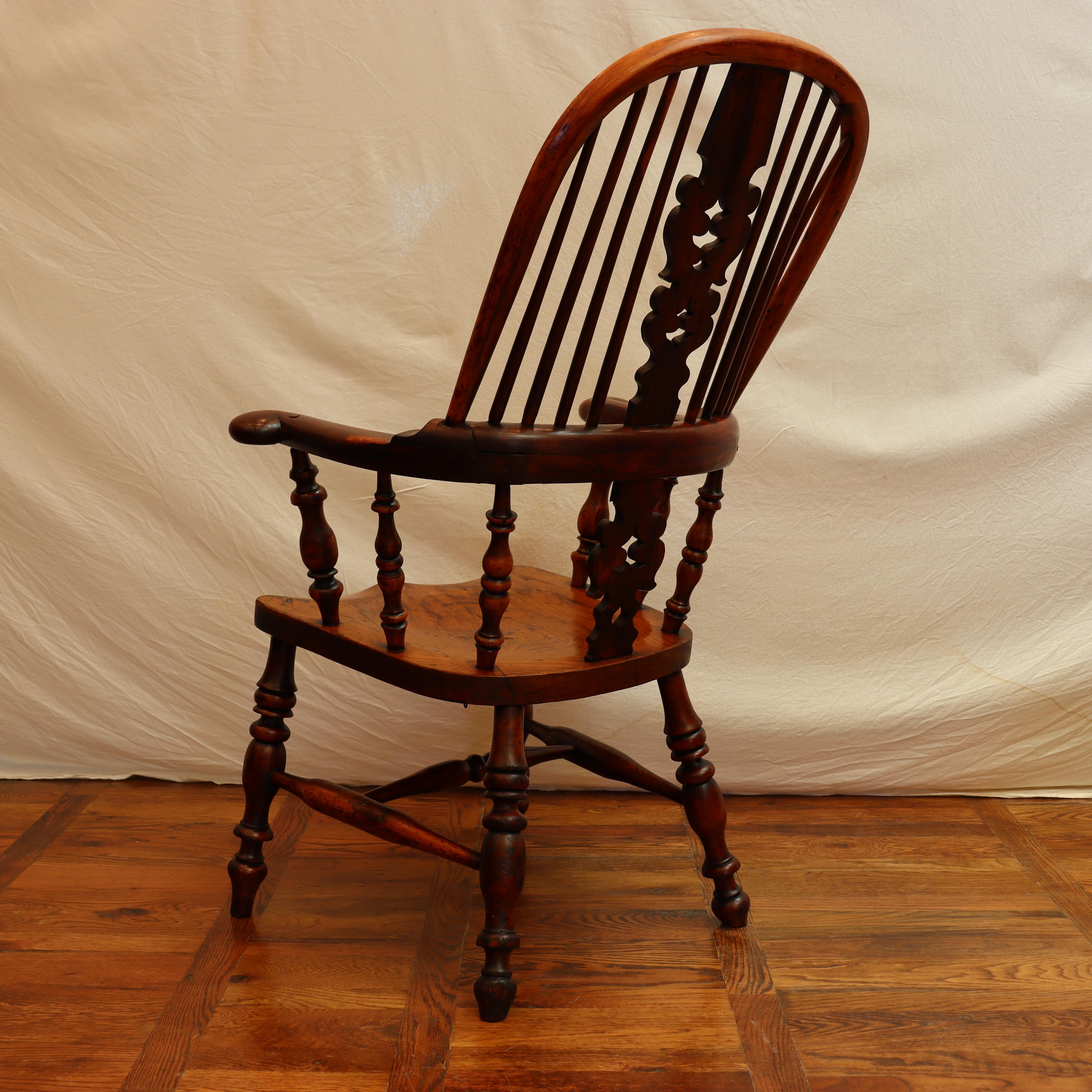 Antique Early 18th Century Yew Wood & Elm English Fiddleback Windsor Armchair For Sale 1