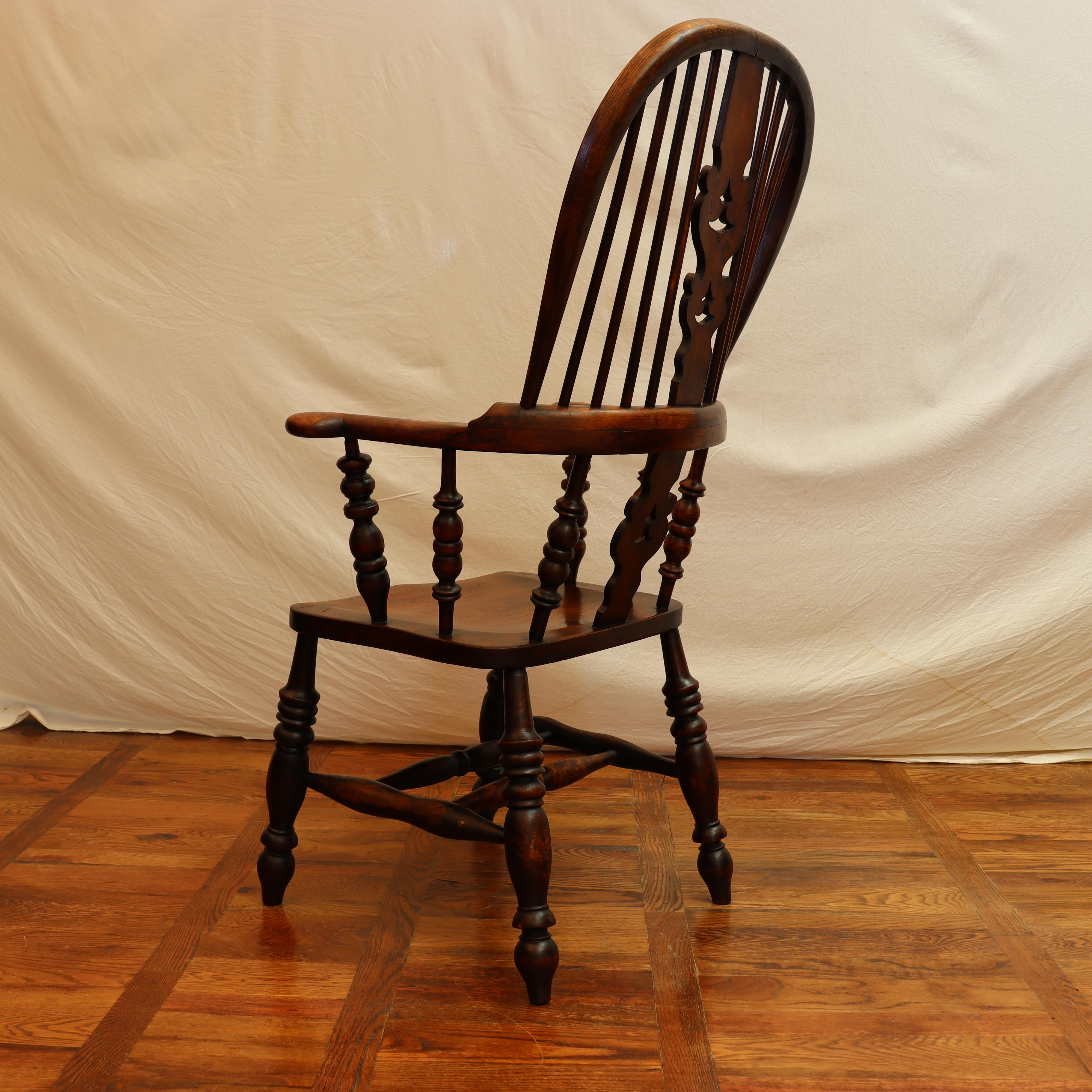 Antique Early 18th Century Yew Wood & Elm English Fiddleback Windsor Armchair In Good Condition For Sale In Los Angeles, CA