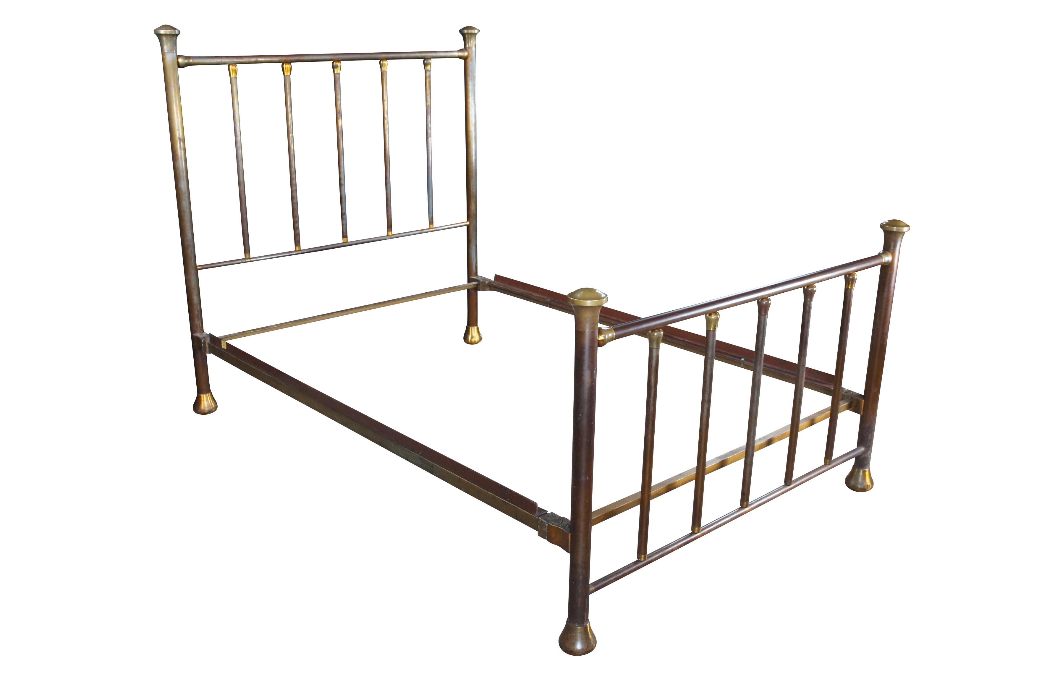 Letto completo in ottone dei primi del Novecento.  Presenta uno stile vittoriano americano con montanti a fuso svasati su ogni estremità.  

Dimensioni:
56