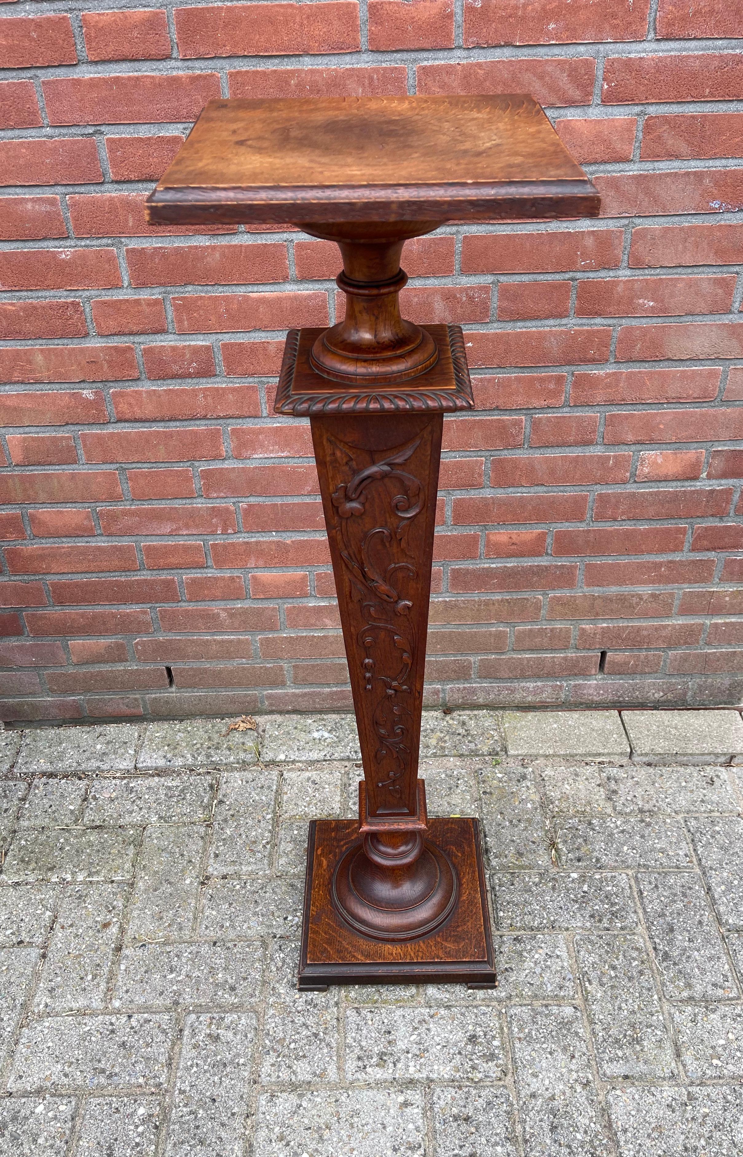 Antiguo expositor de pedestal de roble tallado a mano de principios del siglo XX, esculpido con motivos florales en venta 3