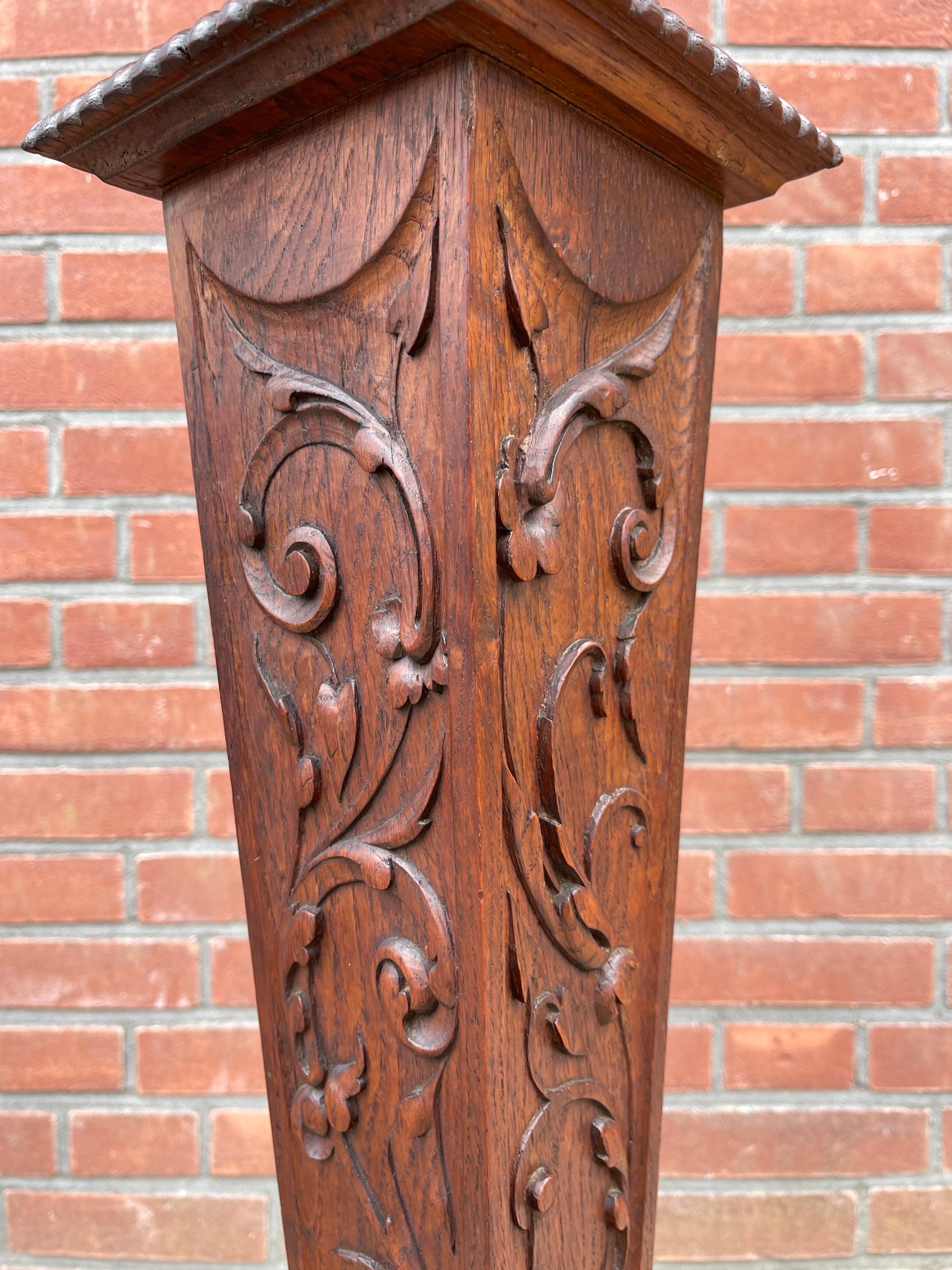 Antique Early 1900s Hand Carved Oak Pedestal Display Stand, Floral Sculptered In Good Condition For Sale In Lisse, NL