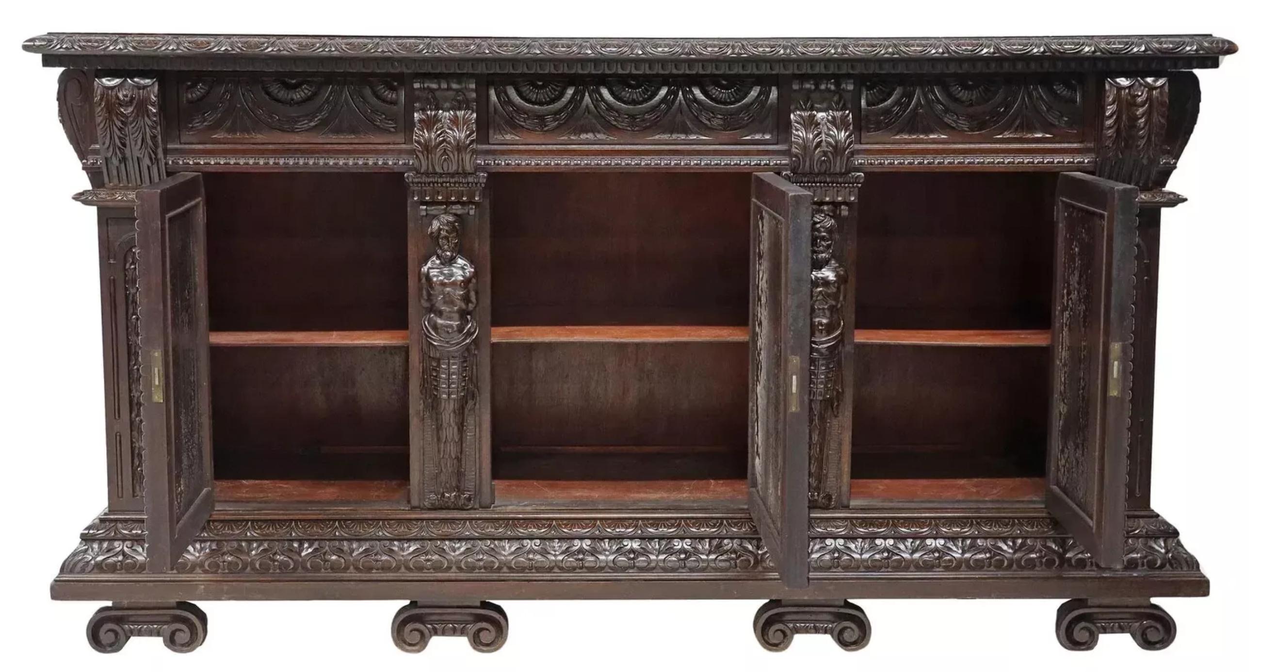 ¡Antiguo Aparador Renacimiento Italiano de principios de 1900, tallado, ribeteado, en nogal! Renacimiento renacentista en venta