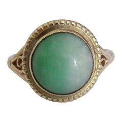 Antiker Goldring mit Jade-Cabochon aus den frühen 1900er Jahren