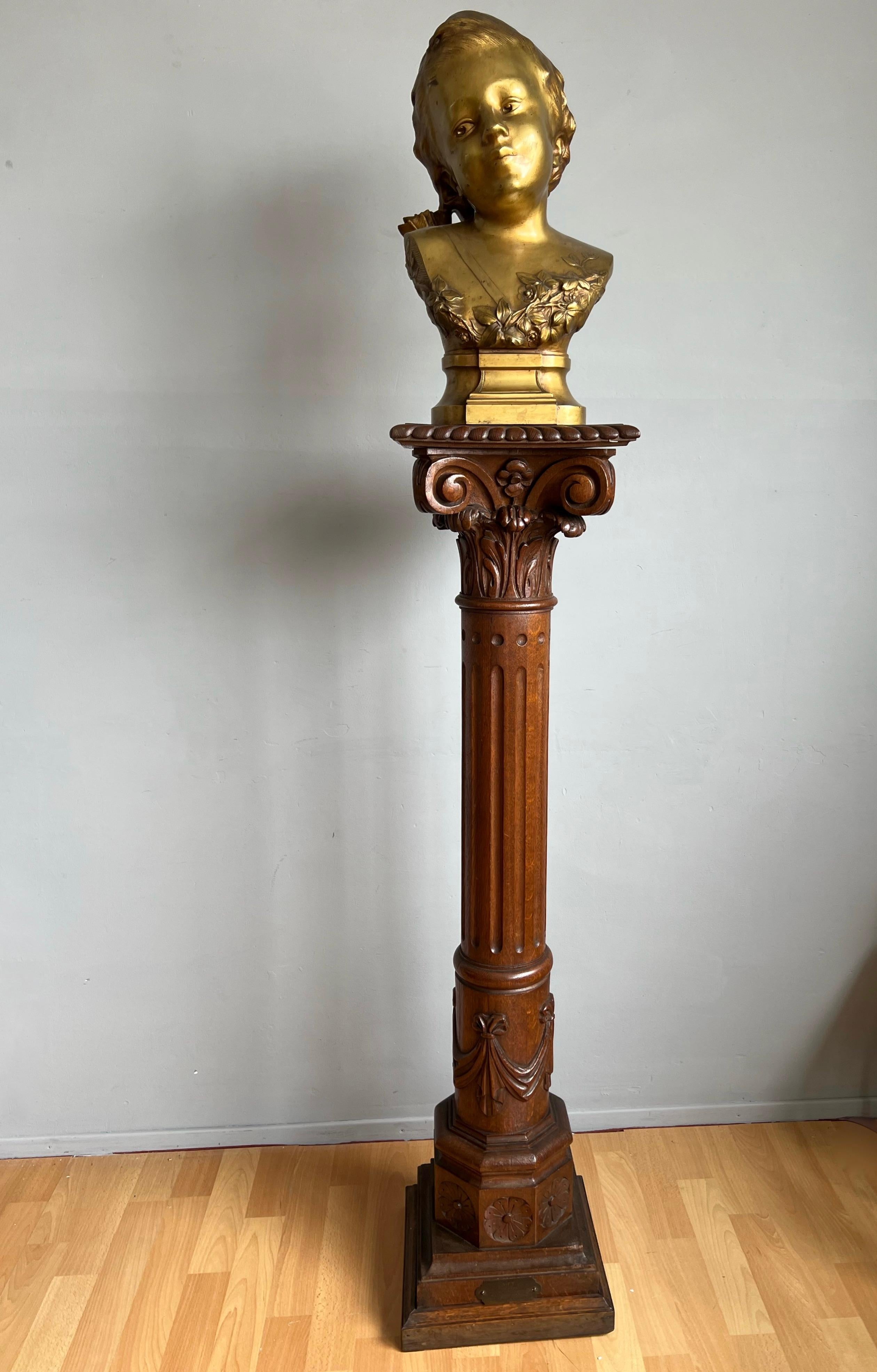 Stunning classical style display column with a wonderful and warm patina.

This marvelous piece of early 20th century workmanship is another fine example of the quality that was made in those days. All handcrafted out of oak and beautifully