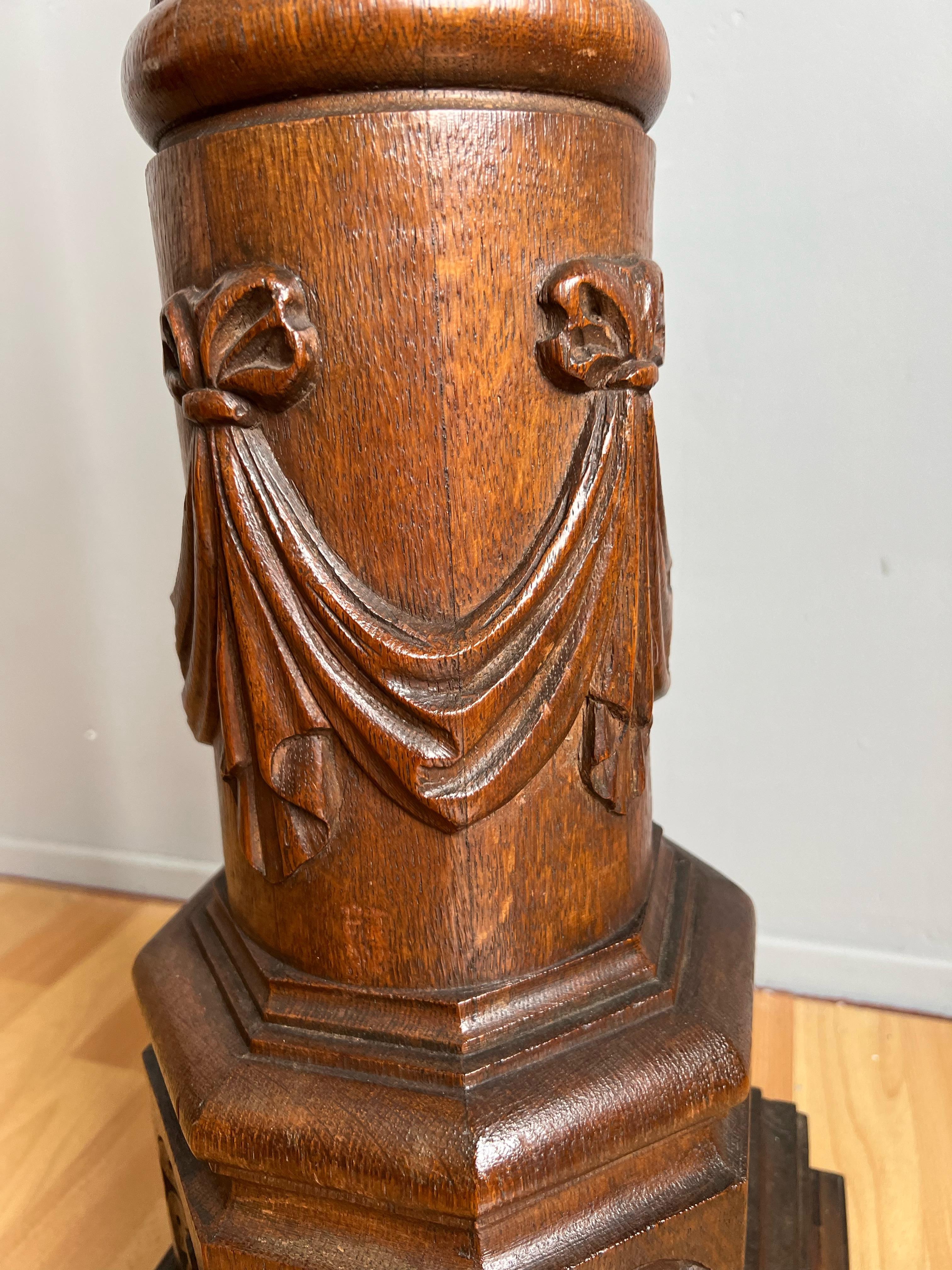 Antique Early 1900s Majestic Hand Carved Oak Display Sculpture Stand / Pedestal In Good Condition For Sale In Lisse, NL