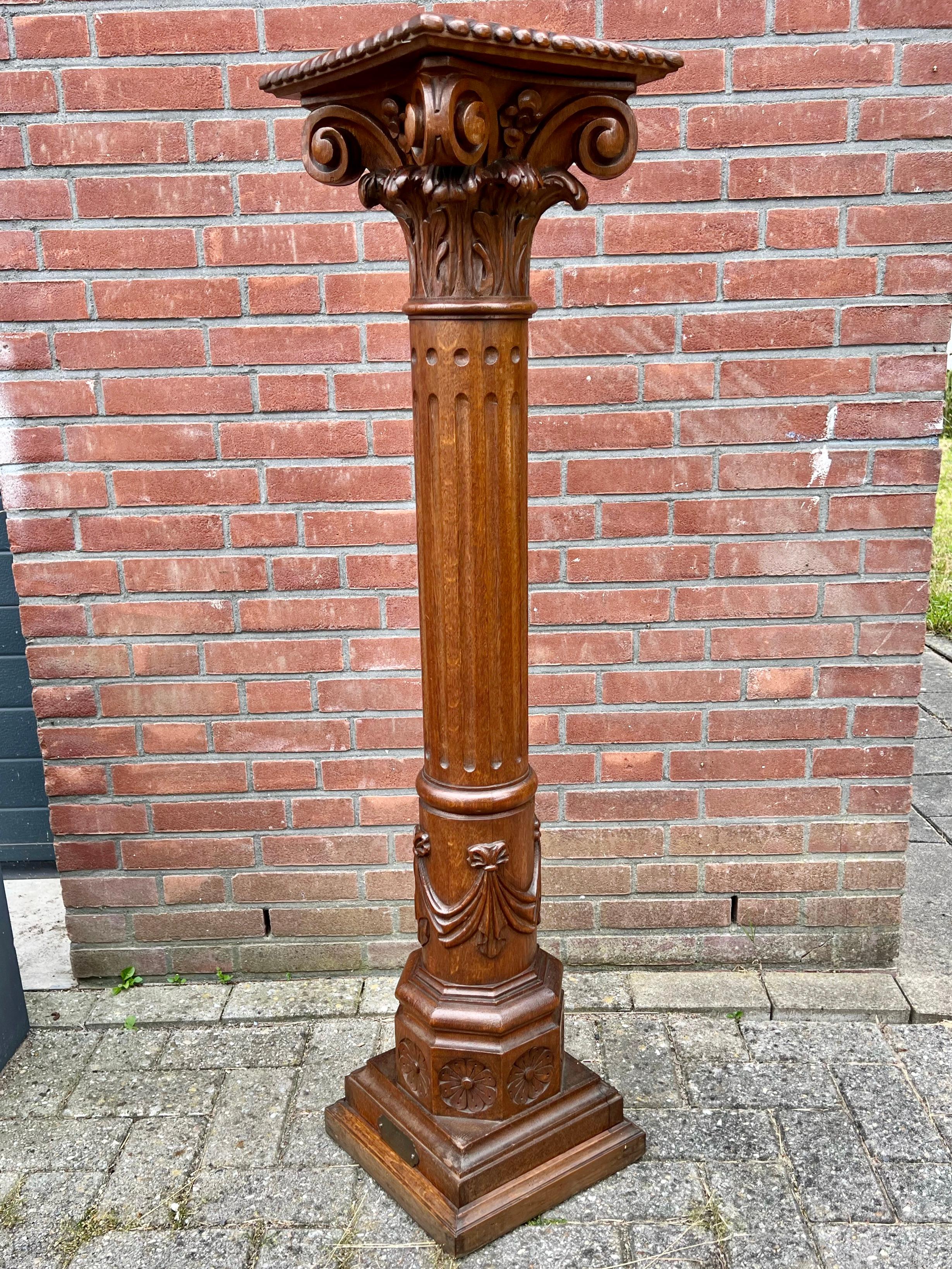Antiguo Soporte / Pedestal de Escultura de Roble Tallado a Mano Majestuoso de principios de 1900
