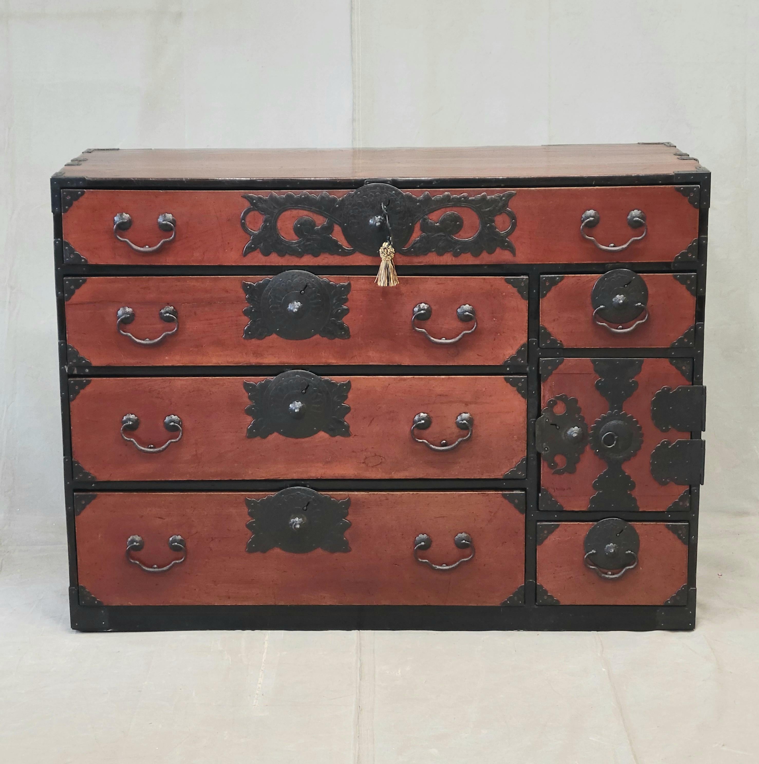 Eine atemberaubende antike Meiji Periode frühen 1900er Jahren japanischen Tansu Brust mit Original-Beschläge und funktionierende Tasten. Die äußere Verkleidung besteht aus dunkel gebeiztem Kiefernholz, während für die Schubladenfronten
