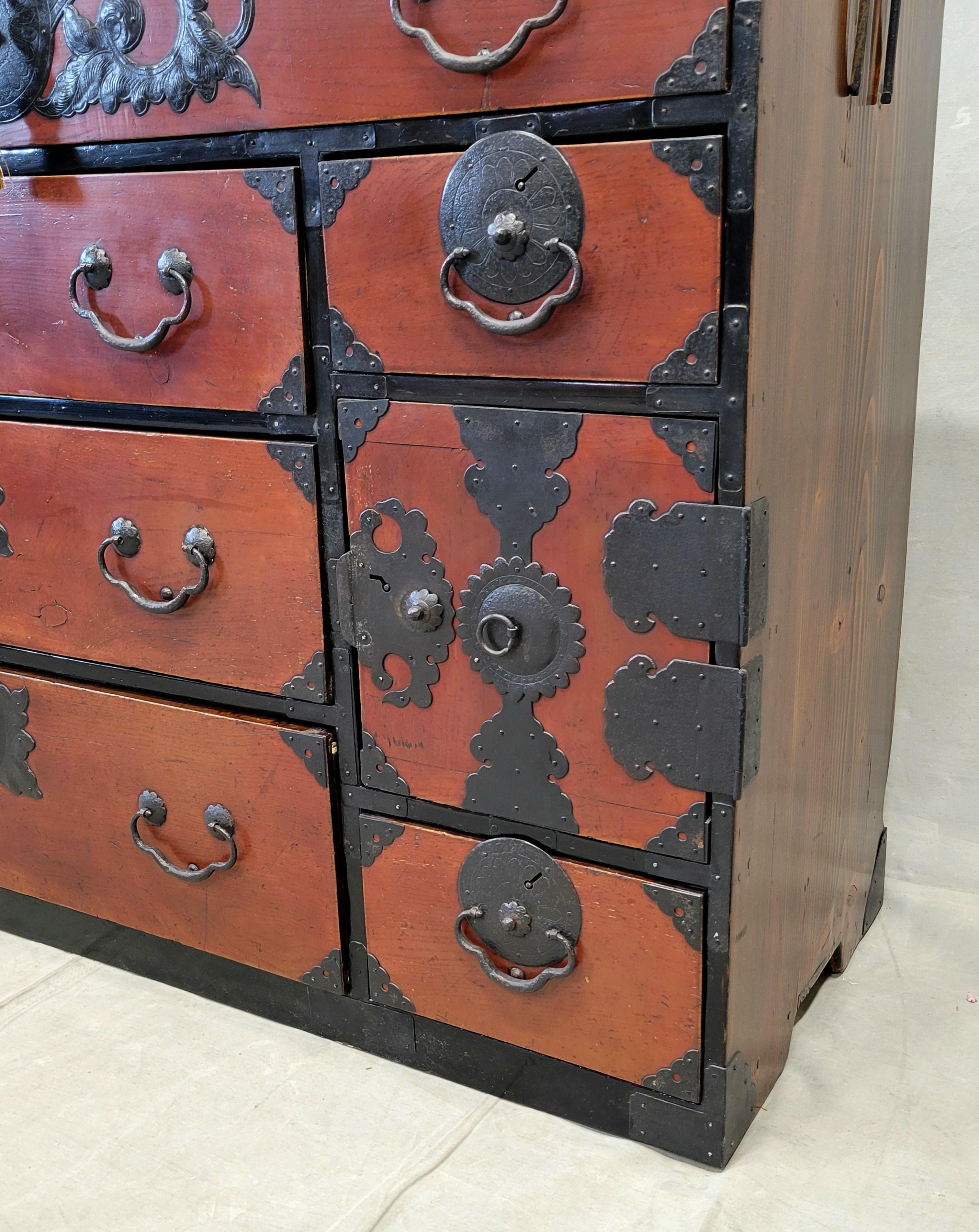 Antike japanische Tansu-Truhe aus der Meiji-Periode der frühen 1900er Jahre (Handgefertigt) im Angebot