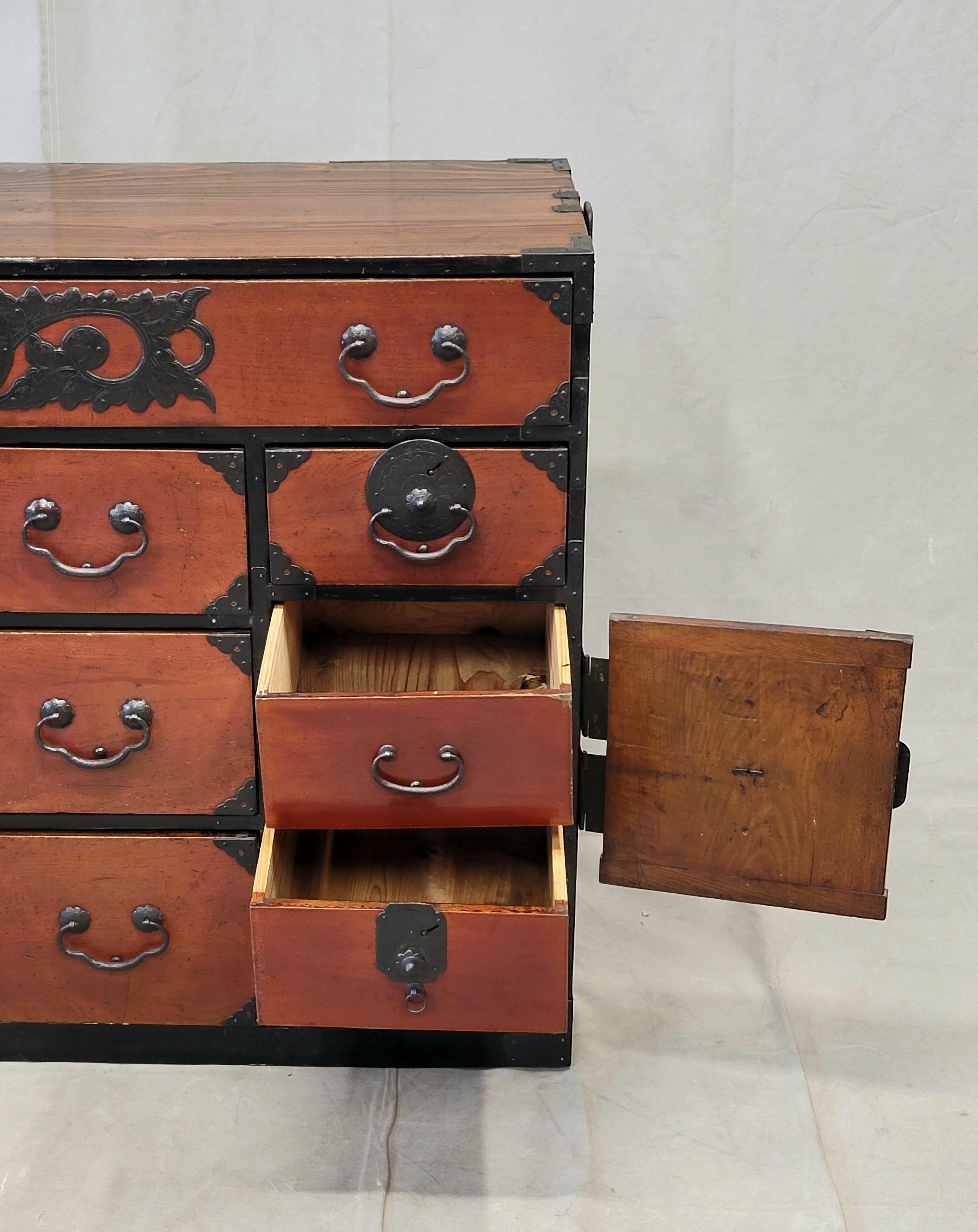 Antike japanische Tansu-Truhe aus der Meiji-Periode der frühen 1900er Jahre im Zustand „Gut“ im Angebot in Centennial, CO