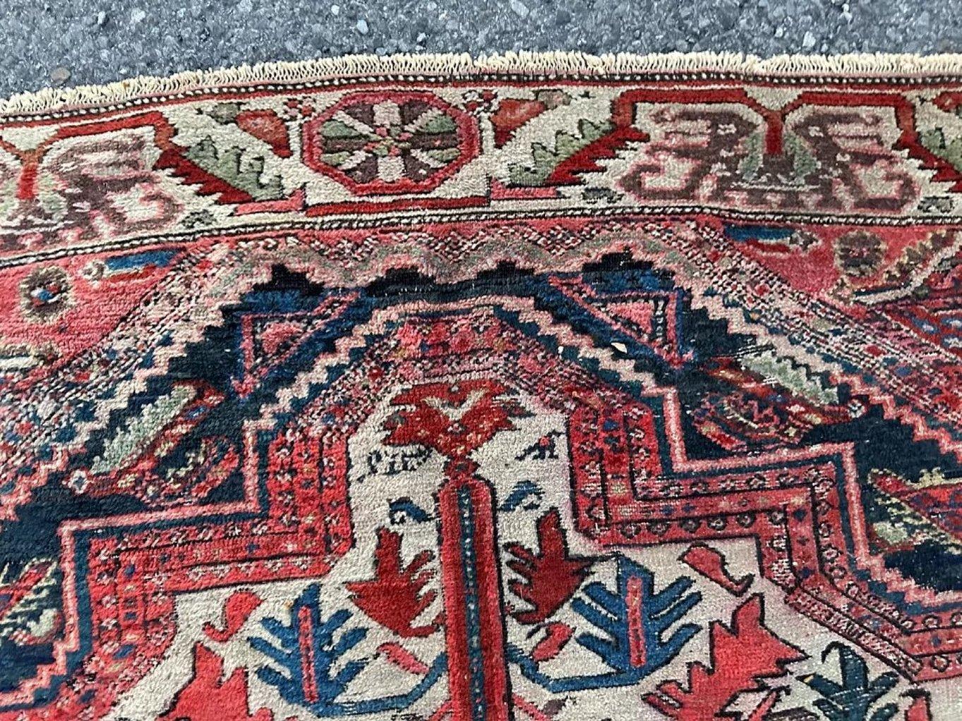 MITAD DE DESCUENTO   VENTA              VENTA               MITAD DE DESCUENTO

Se trata de una alfombra oriental persa antigua de principios del siglo XX con un diseño precioso.  Esta alfombra está en muy buen estado, incluso el pelo bajo de lana.