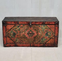 Ancienne malle tibétaine du début des années 1900 avec peinture d'origine à motif de bijoux flamboyants
