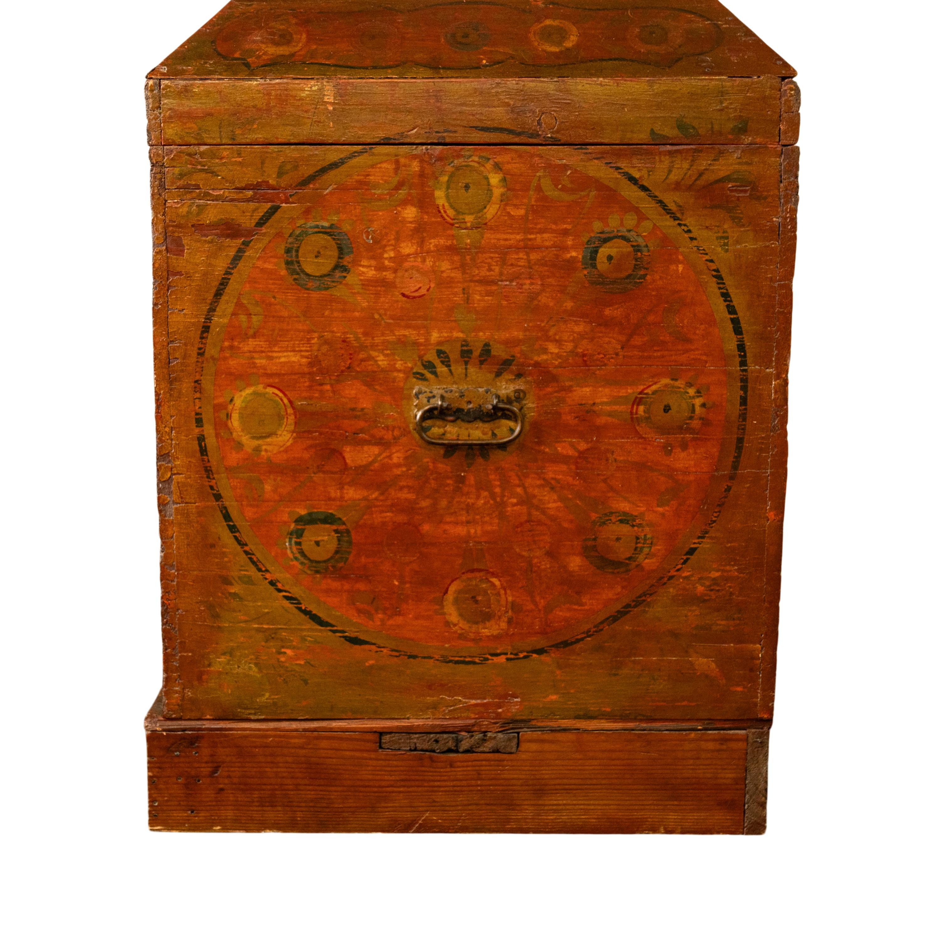 Antiguo cofre de pino pintado a mano sueco de principios del siglo XIX Arte popular Cofre para manta y dote en venta 5