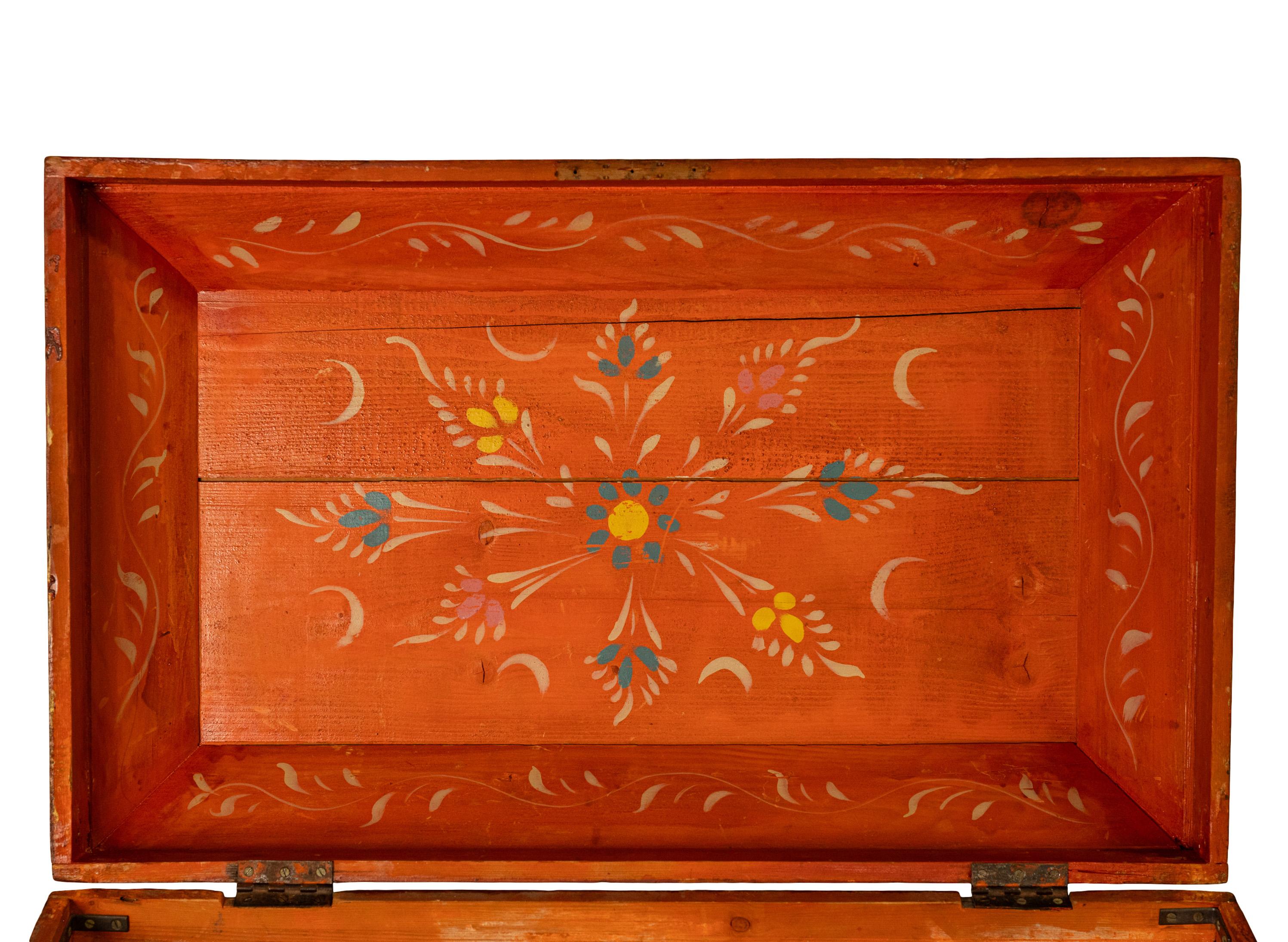 Antiguo cofre de pino pintado a mano sueco de principios del siglo XIX Arte popular Cofre para manta y dote en venta 9