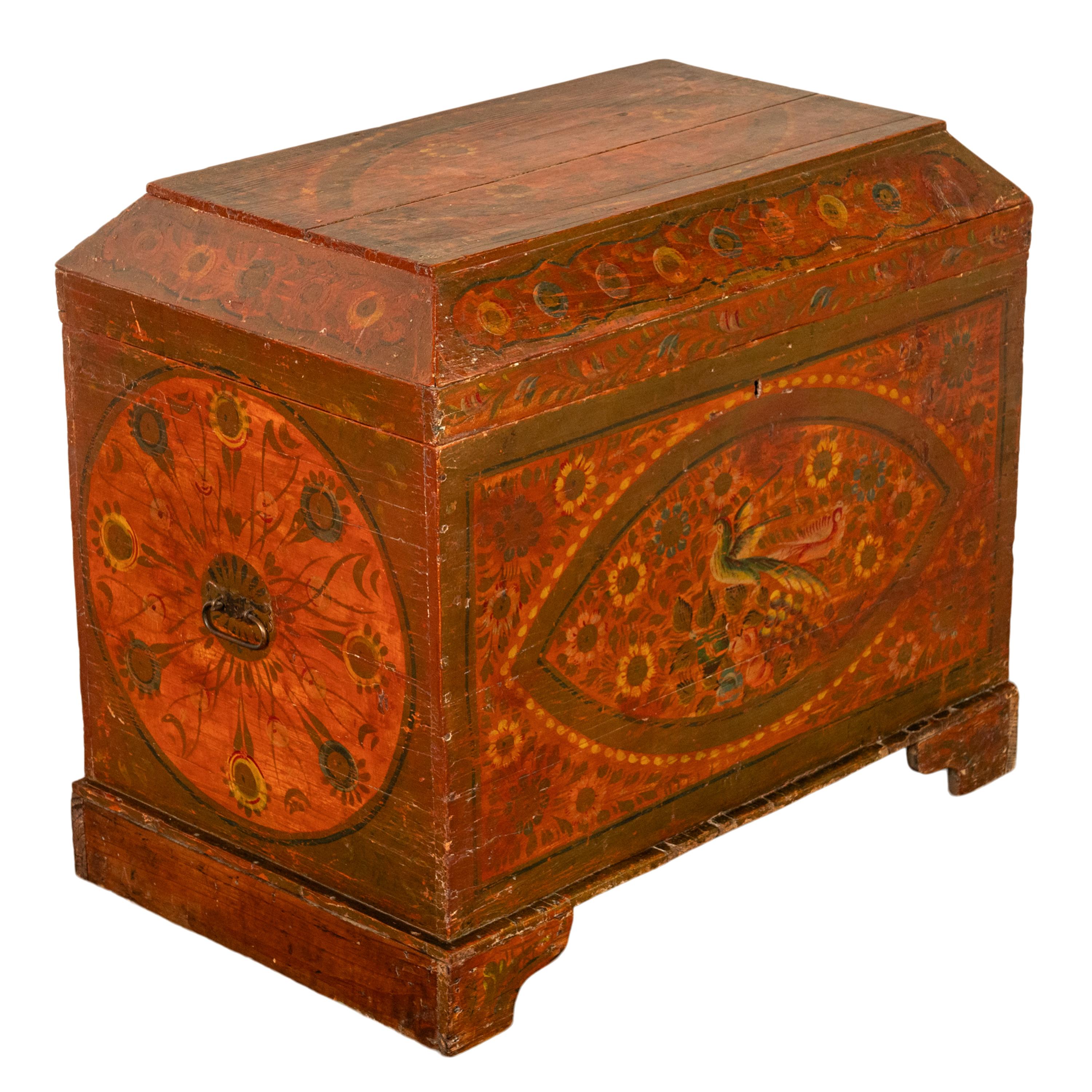 Antiguo cofre de pino pintado a mano sueco de principios del siglo XIX Arte popular Cofre para manta y dote Sueco en venta