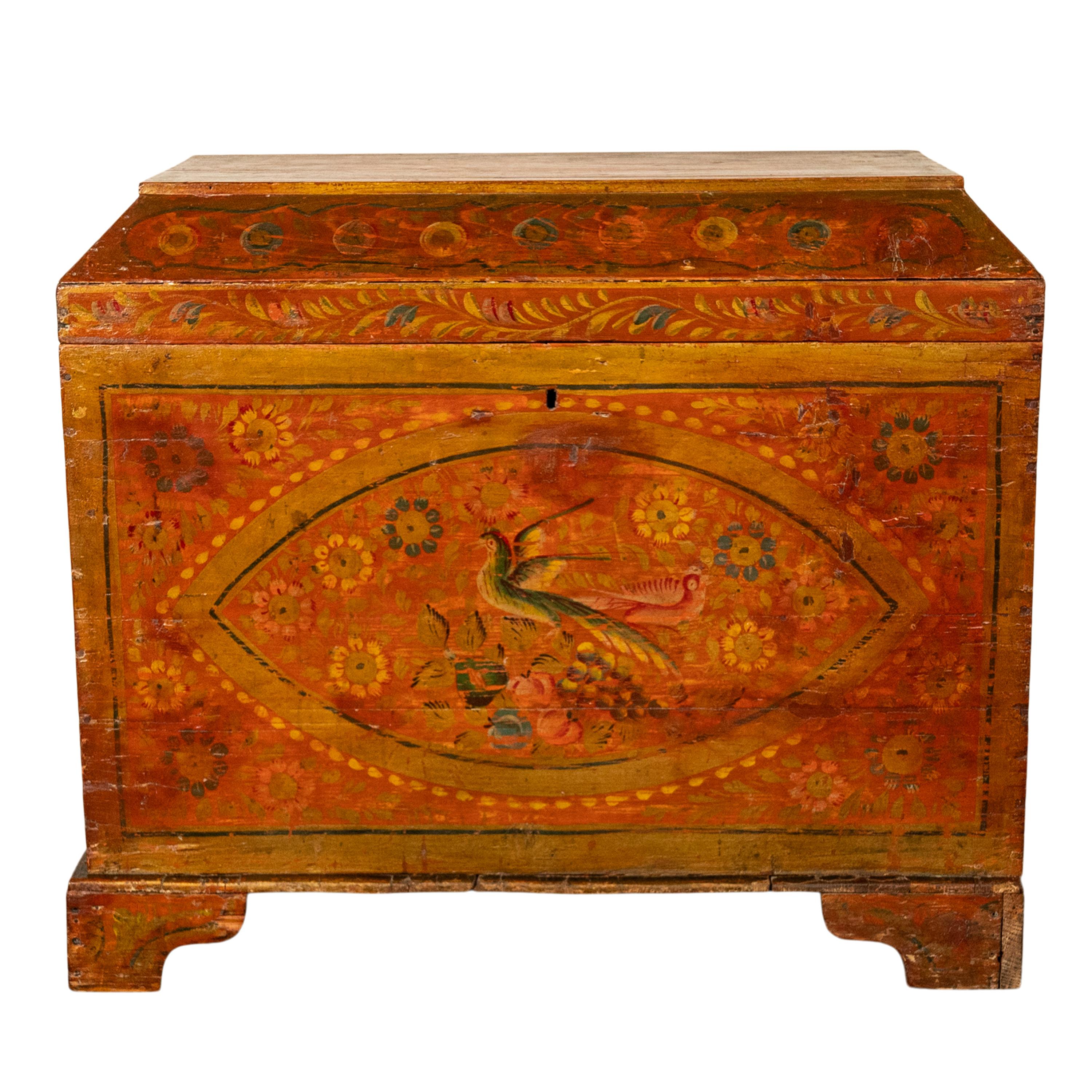 Antiguo cofre de pino pintado a mano sueco de principios del siglo XIX Arte popular Cofre para manta y dote Pintado a mano en venta