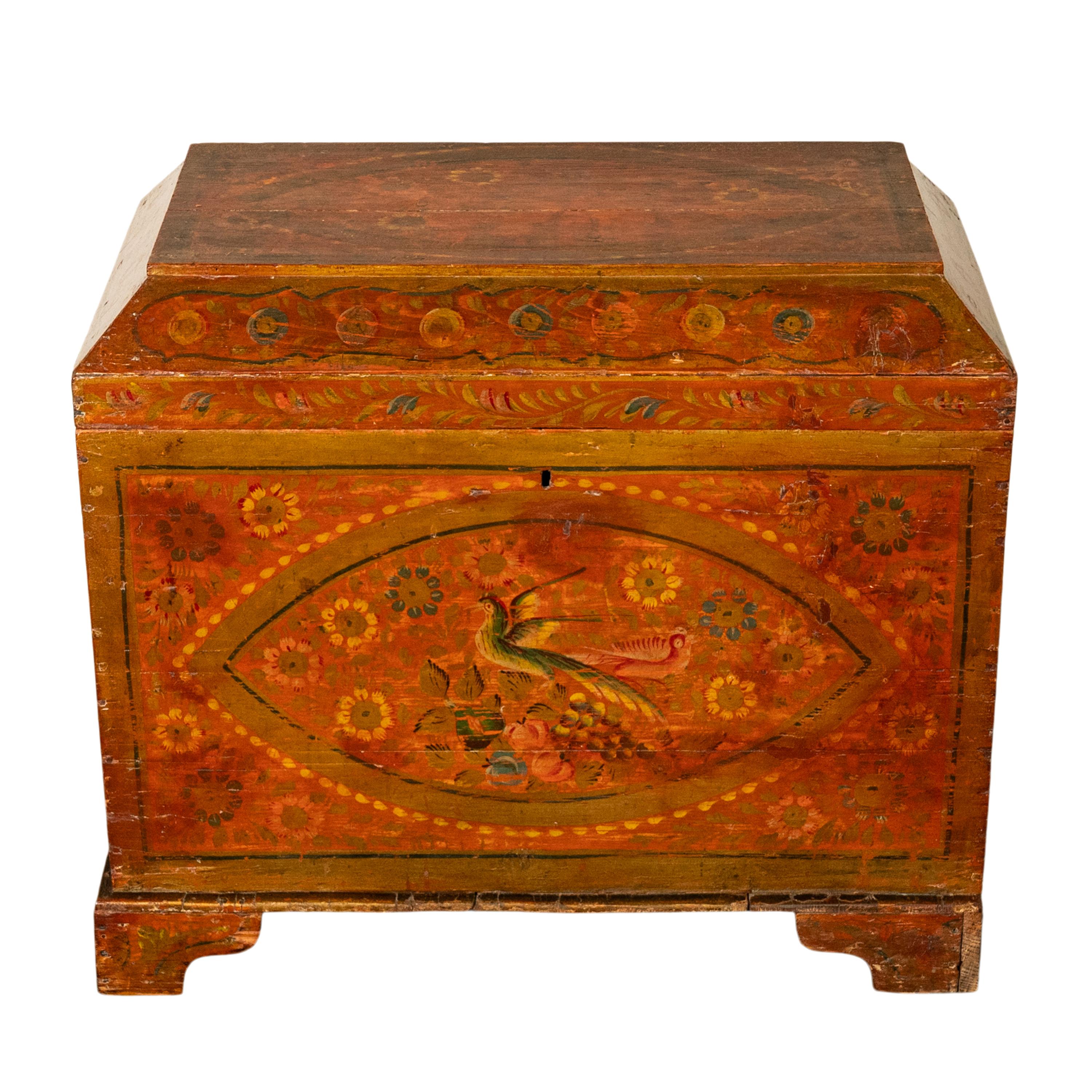 Antiguo cofre de pino pintado a mano sueco de principios del siglo XIX Arte popular Cofre para manta y dote Pino en venta
