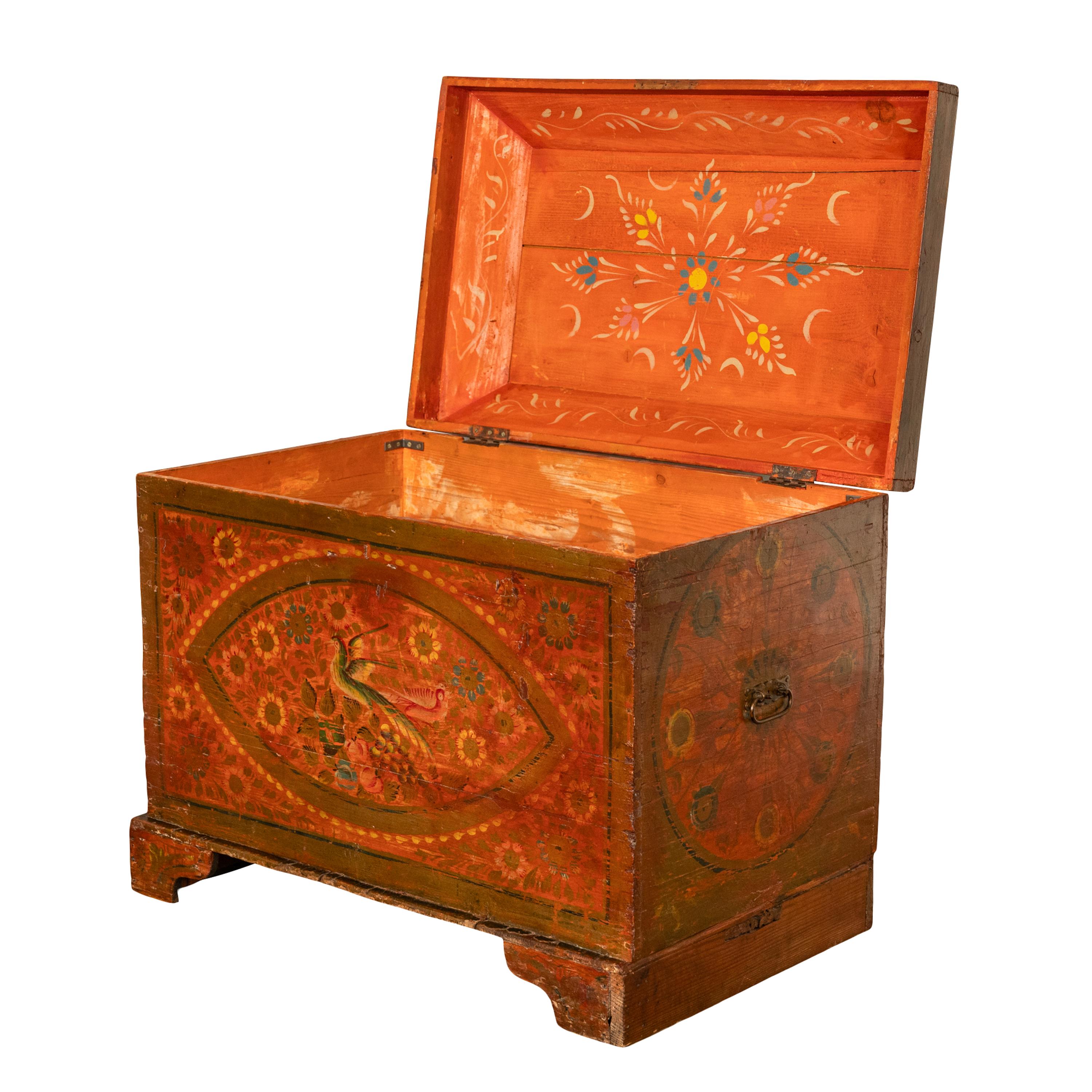 Antiguo cofre de pino pintado a mano sueco de principios del siglo XIX Arte popular Cofre para manta y dote en venta 1