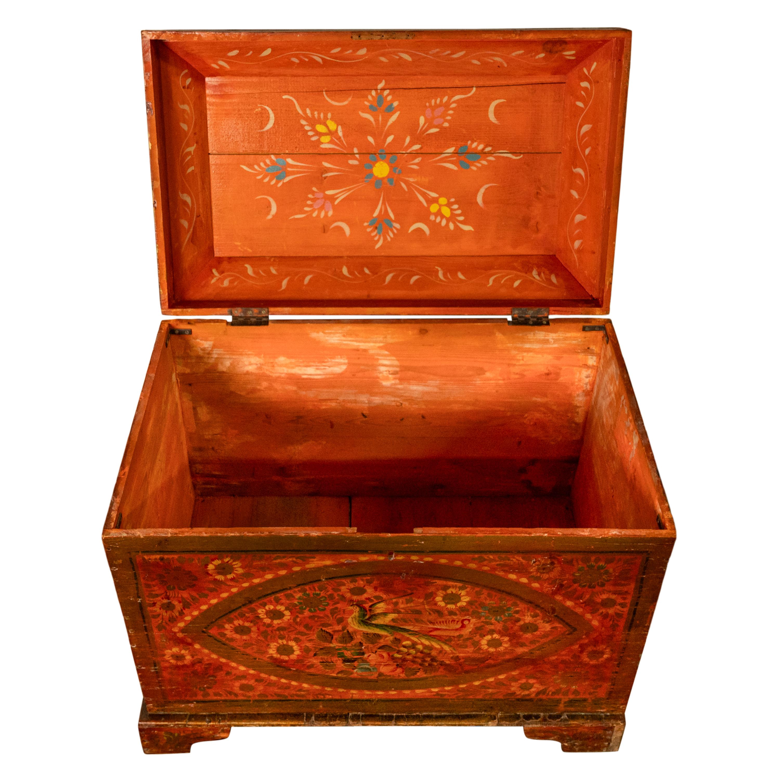 Antiguo cofre de pino pintado a mano sueco de principios del siglo XIX Arte popular Cofre para manta y dote en venta 2