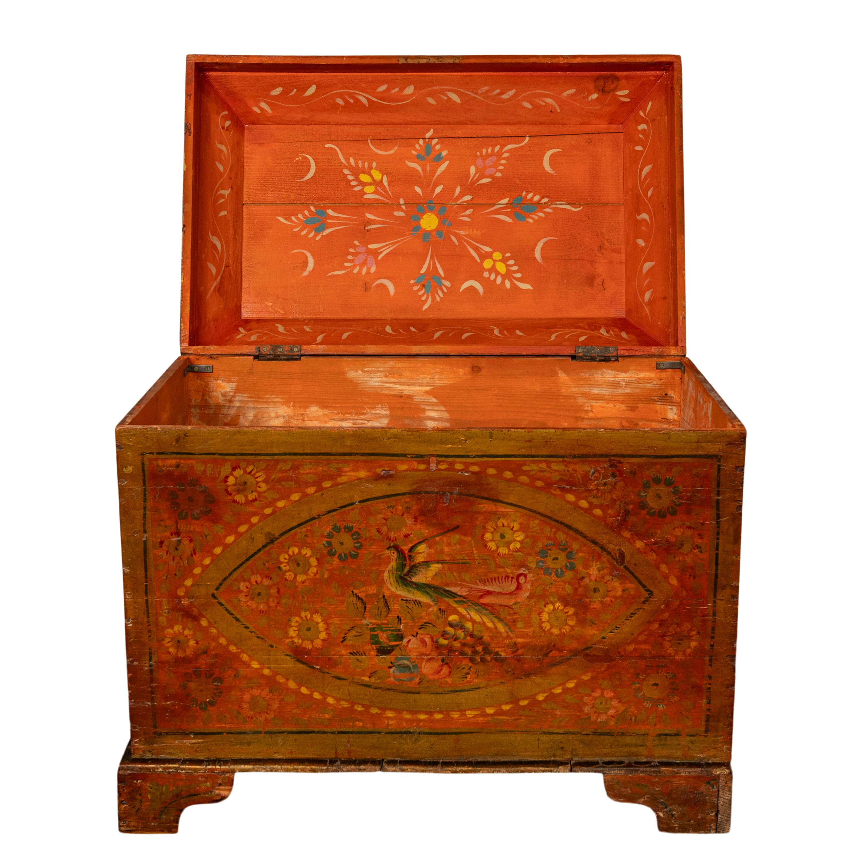 Antiguo cofre de pino pintado a mano sueco de principios del siglo XIX Arte popular Cofre para manta y dote en venta 3