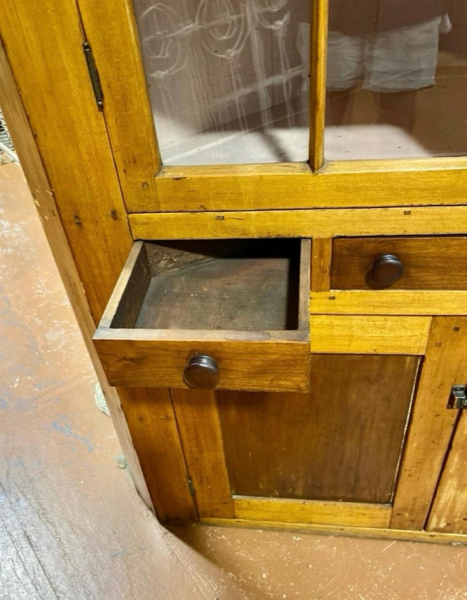 Ancienne armoire d'angle américaine du début du 19e siècle en érable et pin en vente 2