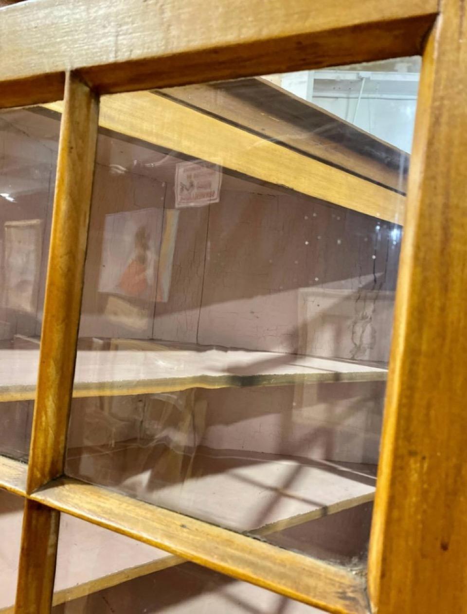 Ancienne armoire d'angle en pin et érable du début du 19e siècle, C.I.C. Fabriquée en pin et en érable, elle présente une forme triangulaire avec de superbes portes en verre ondulé vitré d'origine, trois tiroirs et des portes en bois en dessous.