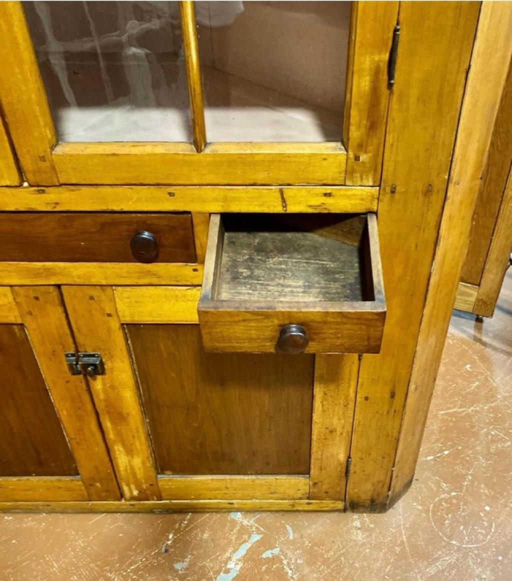 Américain Ancienne armoire d'angle américaine du début du 19e siècle en érable et pin en vente