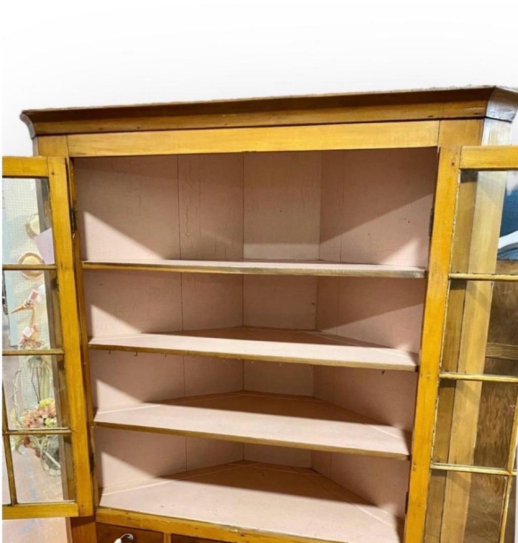 Ancienne armoire d'angle américaine du début du 19e siècle en érable et pin Bon état - En vente à New Orleans, LA
