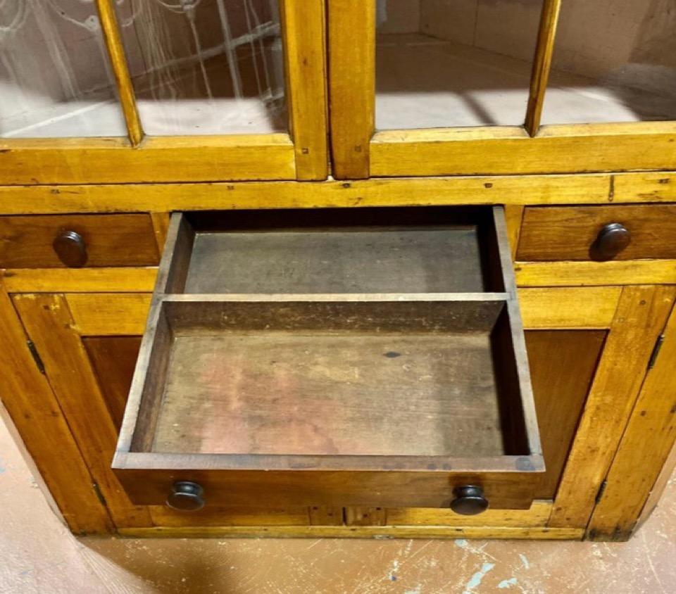 XIXe siècle Ancienne armoire d'angle américaine du début du 19e siècle en érable et pin en vente
