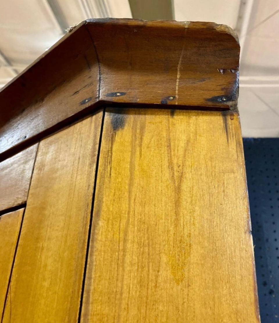 Verre brun Ancienne armoire d'angle américaine du début du 19e siècle en érable et pin en vente