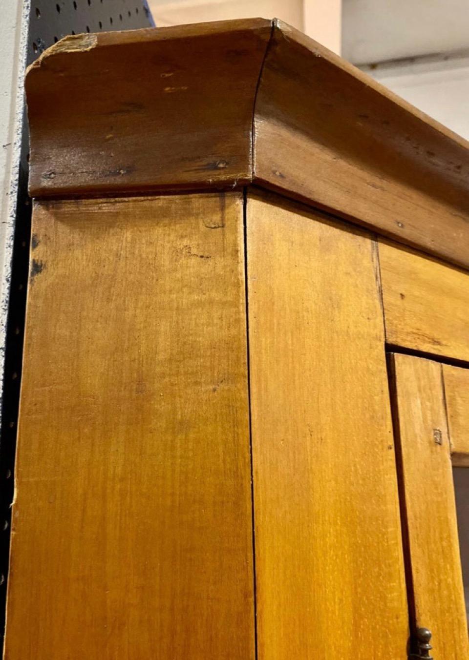 Ancienne armoire d'angle américaine du début du 19e siècle en érable et pin en vente 1