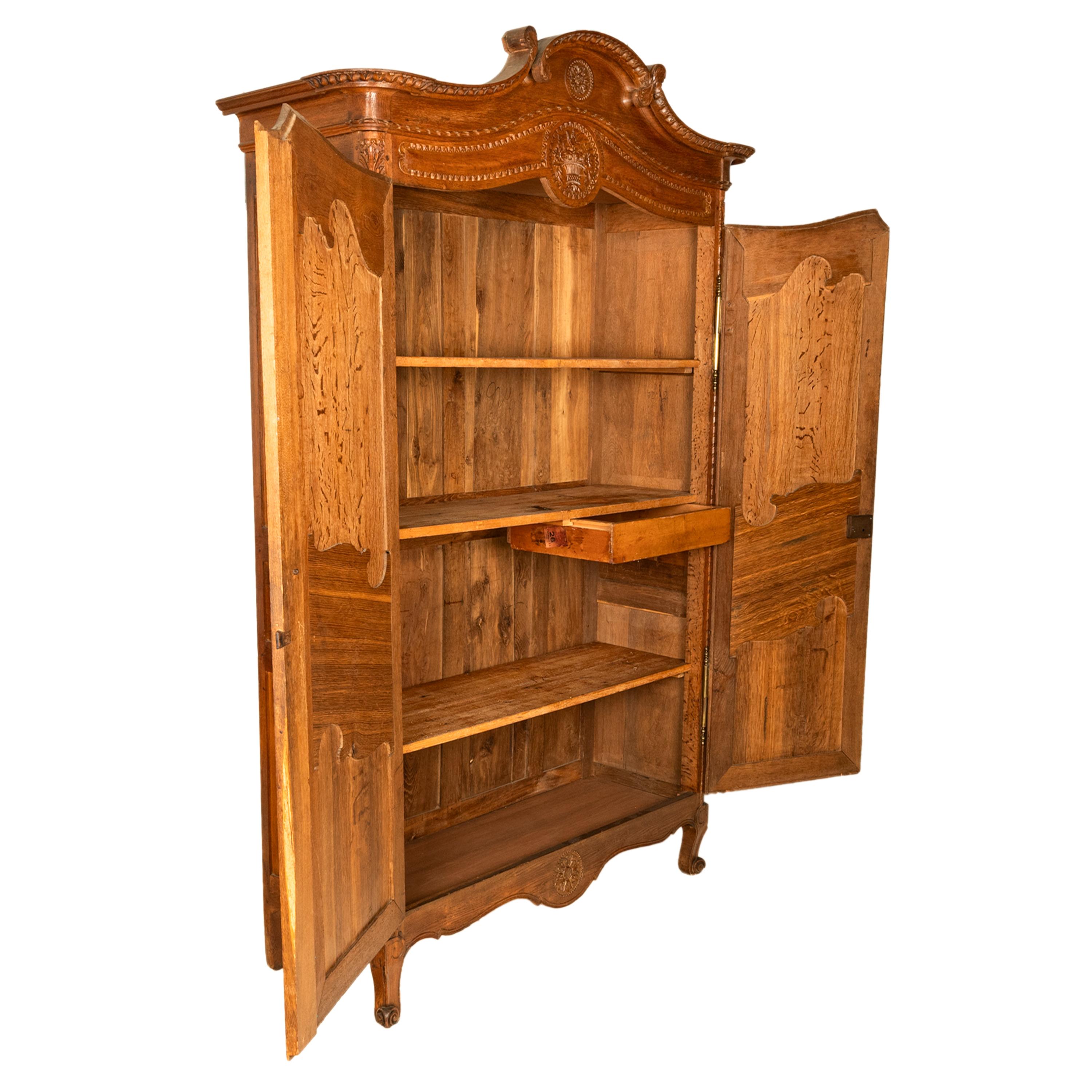 Antique Early 19th C. French Carved Oak Wedding Armoire Wardrobe Normandy 1820 in vendita 2