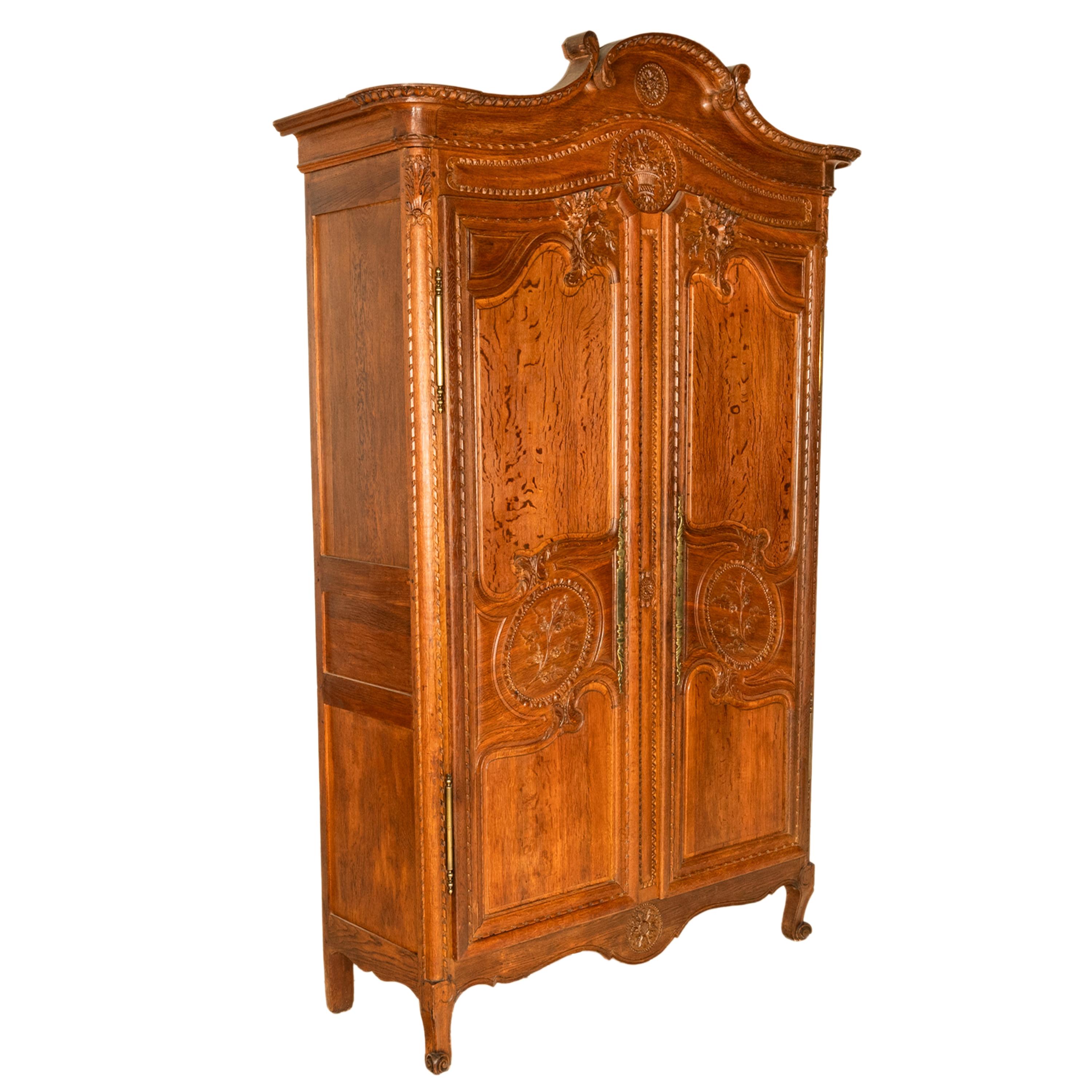 Antique Early 19th C. French Carved Oak Wedding Armoire Wardrobe Normandy 1820 in vendita 3
