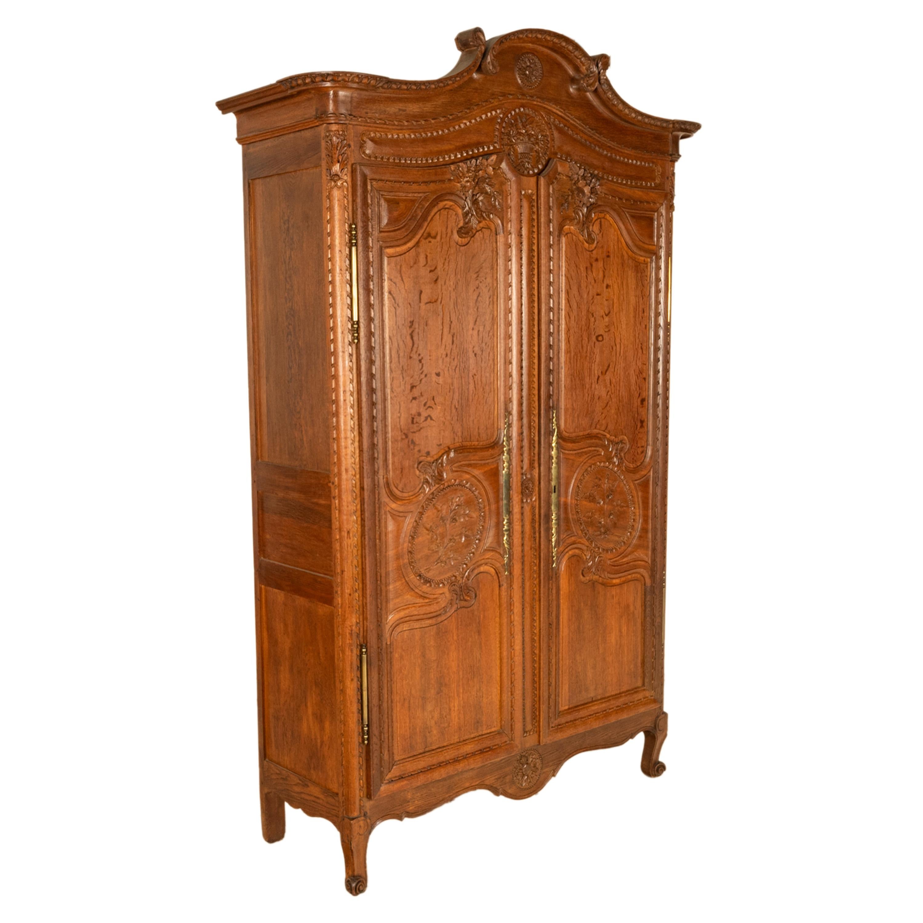Stile provenzale Antique Early 19th C. French Carved Oak Wedding Armoire Wardrobe Normandy 1820 in vendita