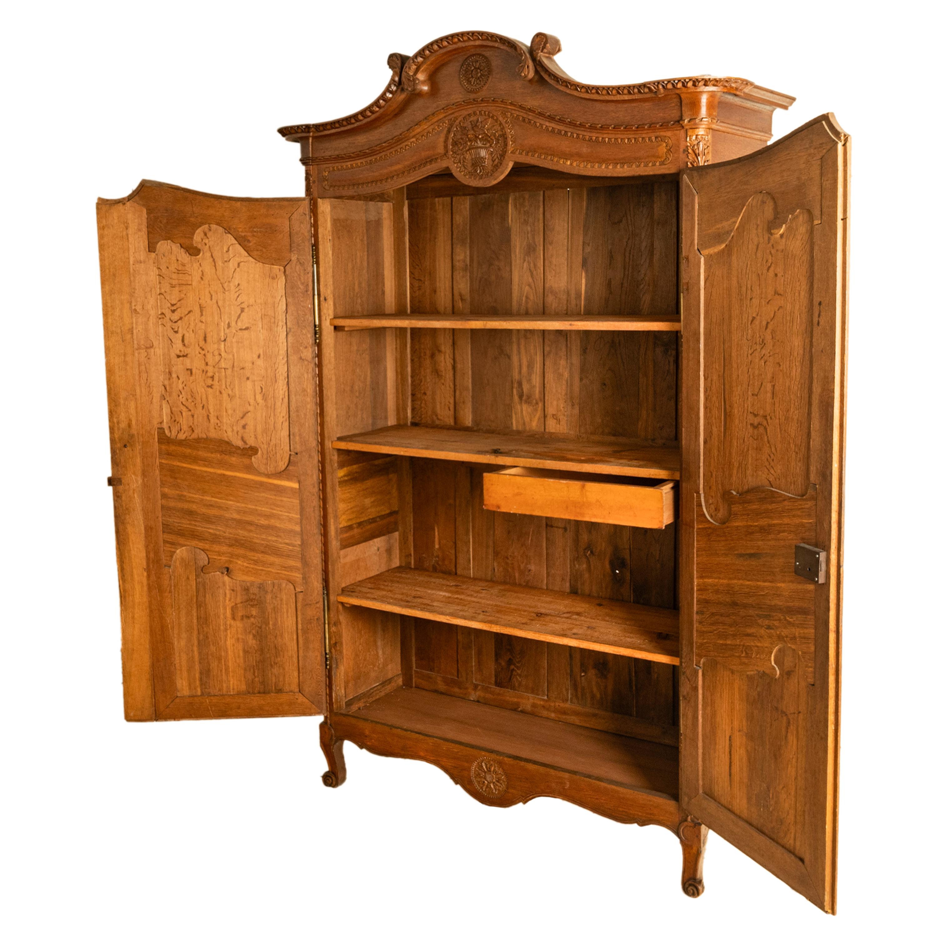 Antique Early 19th C. French Carved Oak Wedding Armoire Wardrobe Normandy 1820 In condizioni buone in vendita a Portland, OR