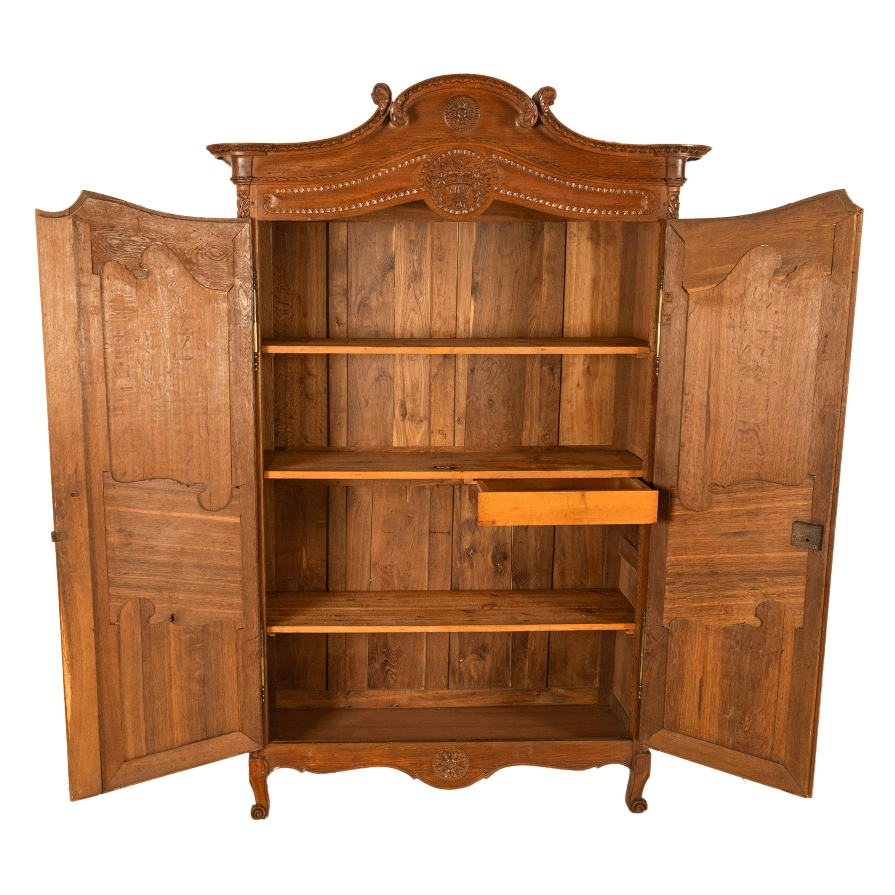 Inizio XIX secolo Antique Early 19th C. French Carved Oak Wedding Armoire Wardrobe Normandy 1820 in vendita