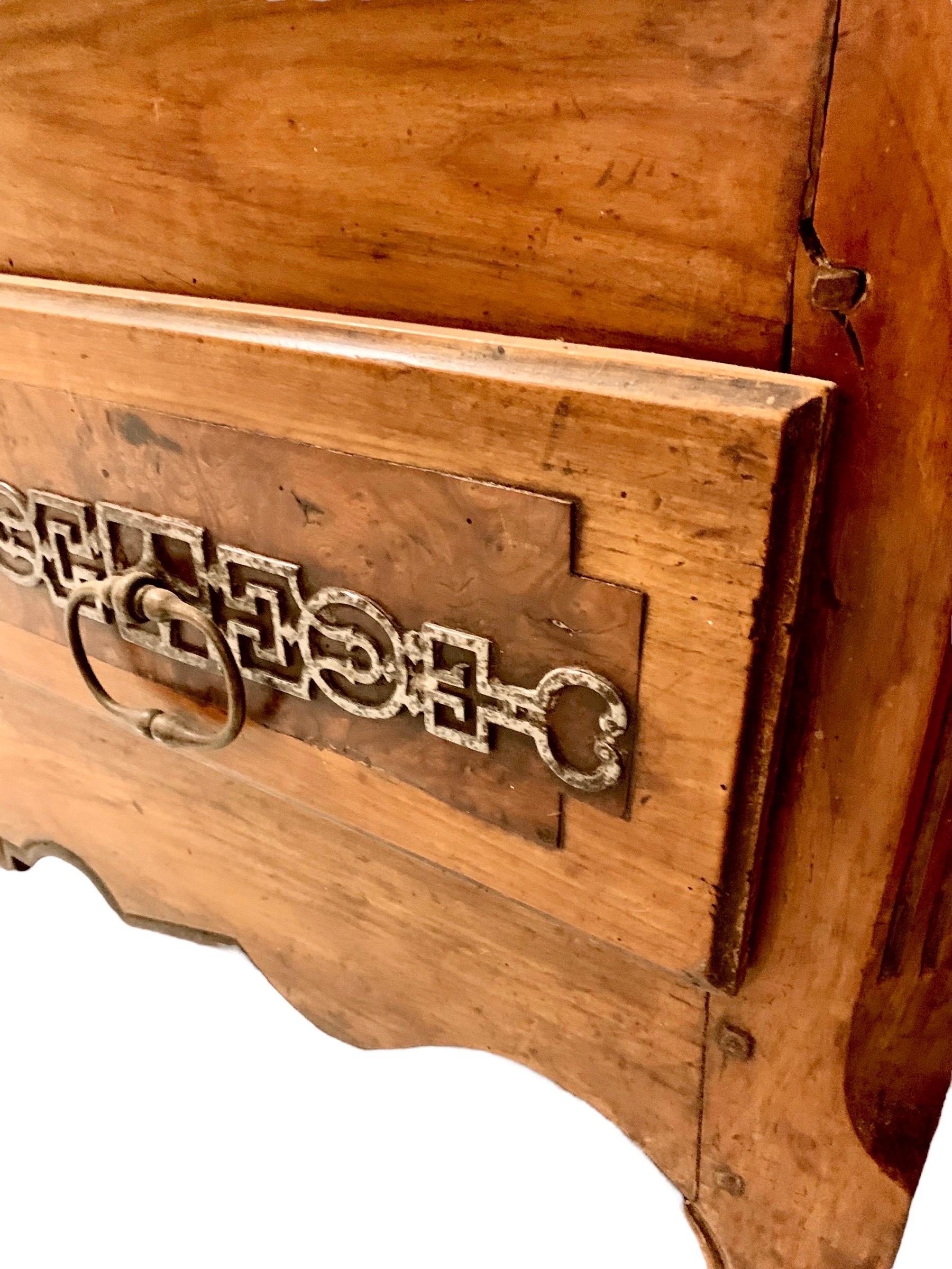 Une exquise armoire en bois de ronce et orme sculpté à la main, de fabrication française, datant du début du 19e siècle, avec de superbes charnières d'origine en fer forgé de type Fitch, des entrées de serrure, des serrures avec clés et des poignées
