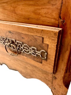 Bonnetier provincial français ancien du début du XIXe siècle en orme et loupe d'orme sculpté à la main