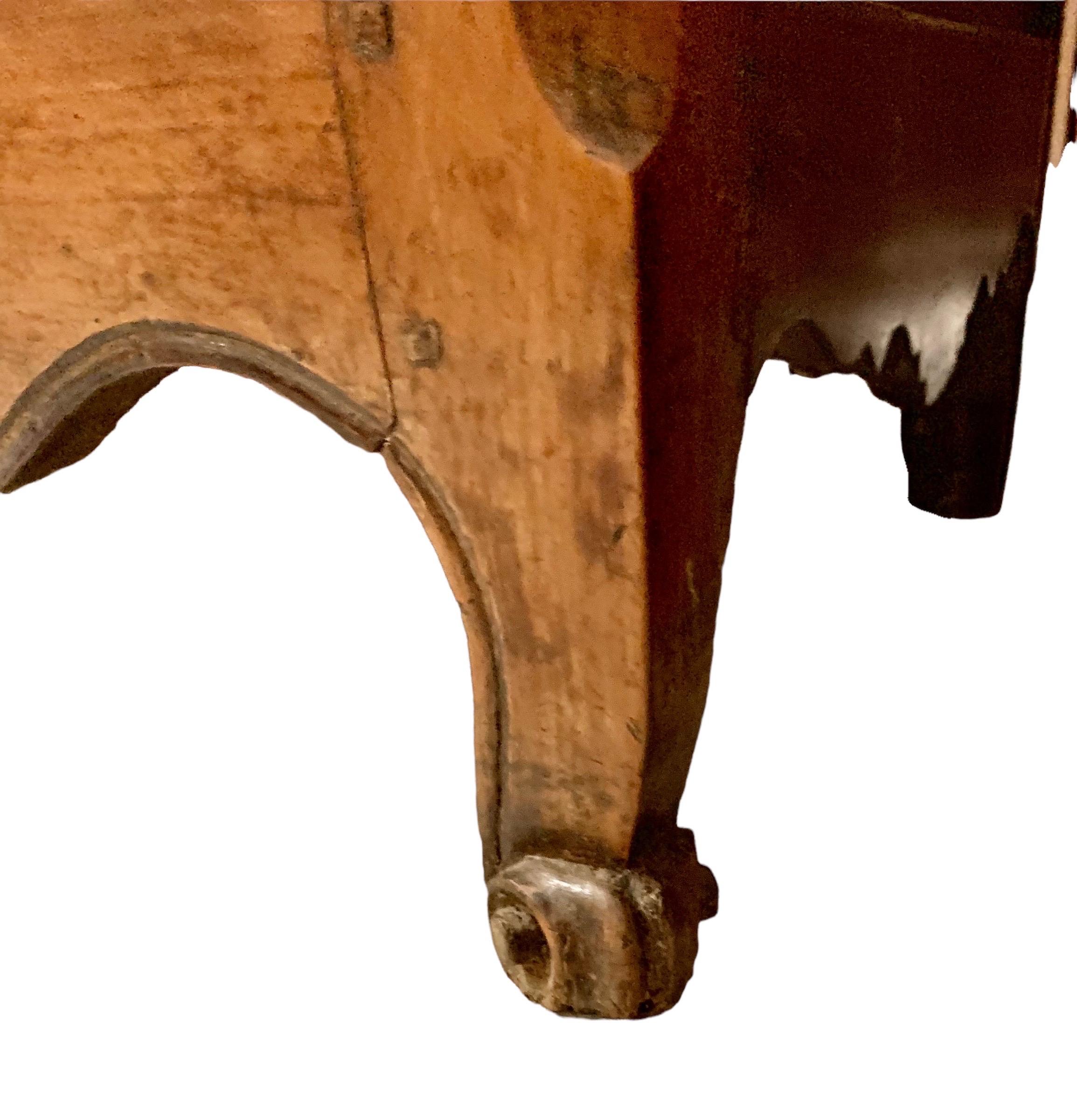 Antike, handgeschnitzte Bonnetier aus Ulme und gebürsteter Ulme, Französische Provence, frühes 19. Jahrhundert (Handgeschnitzt) im Angebot