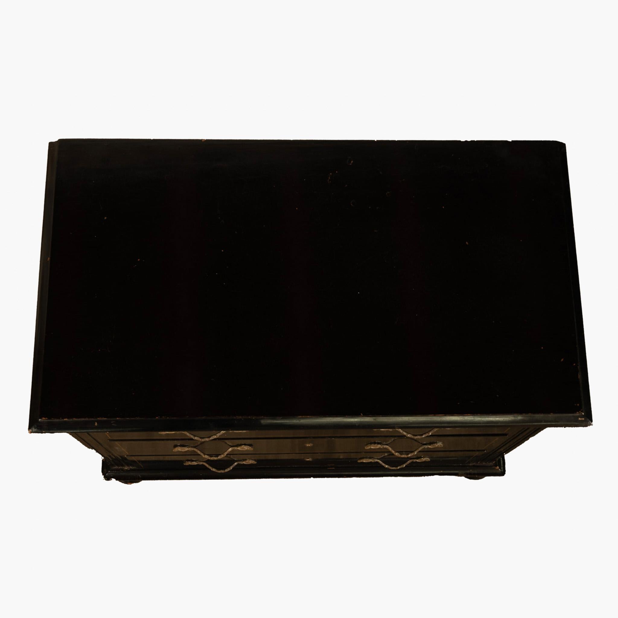 Antico cassettone in pino laccato ebanizzato A.I.C. 1820 in vendita 4