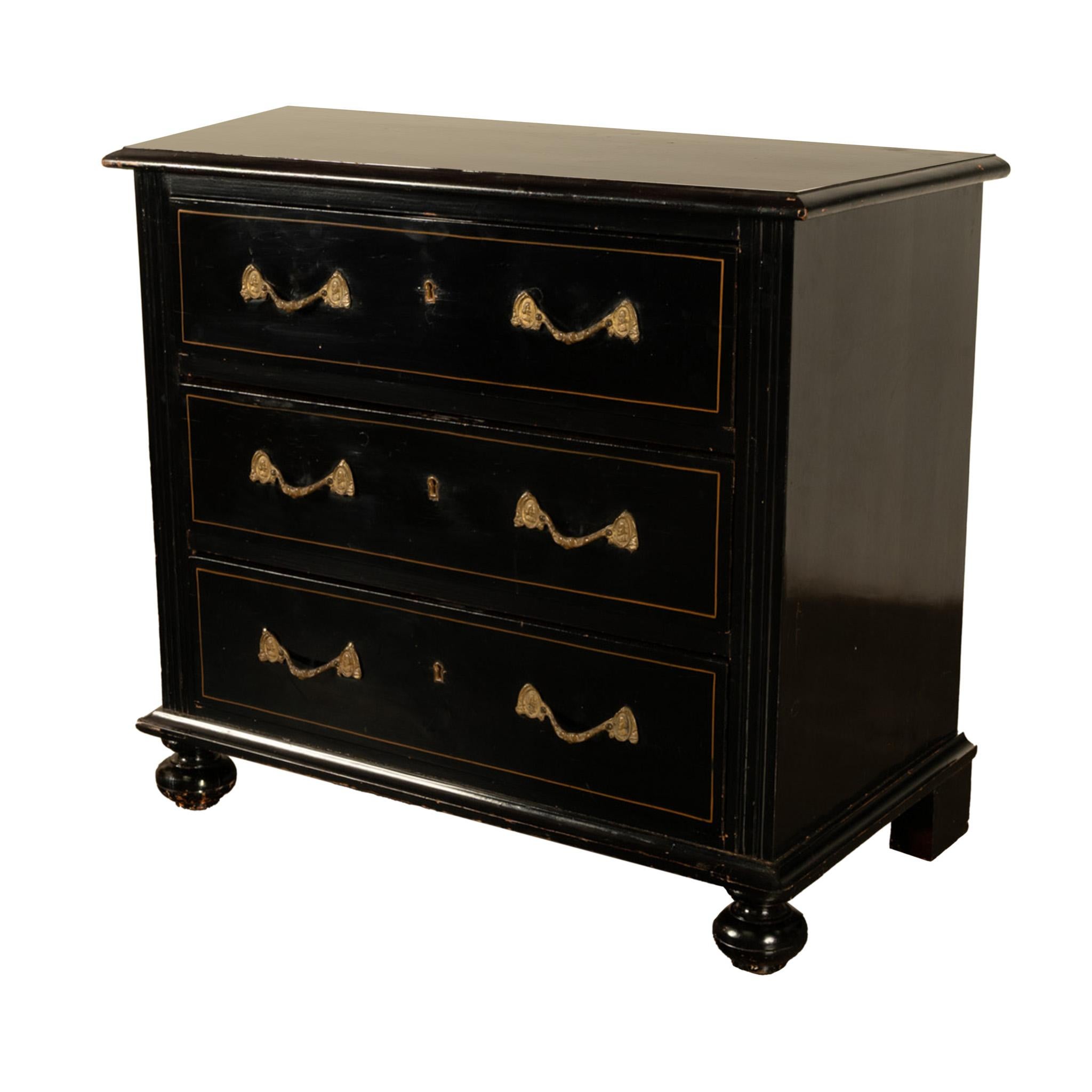 Antico cassettone in pino laccato ebanizzato A.I.C. 1820 in vendita 1