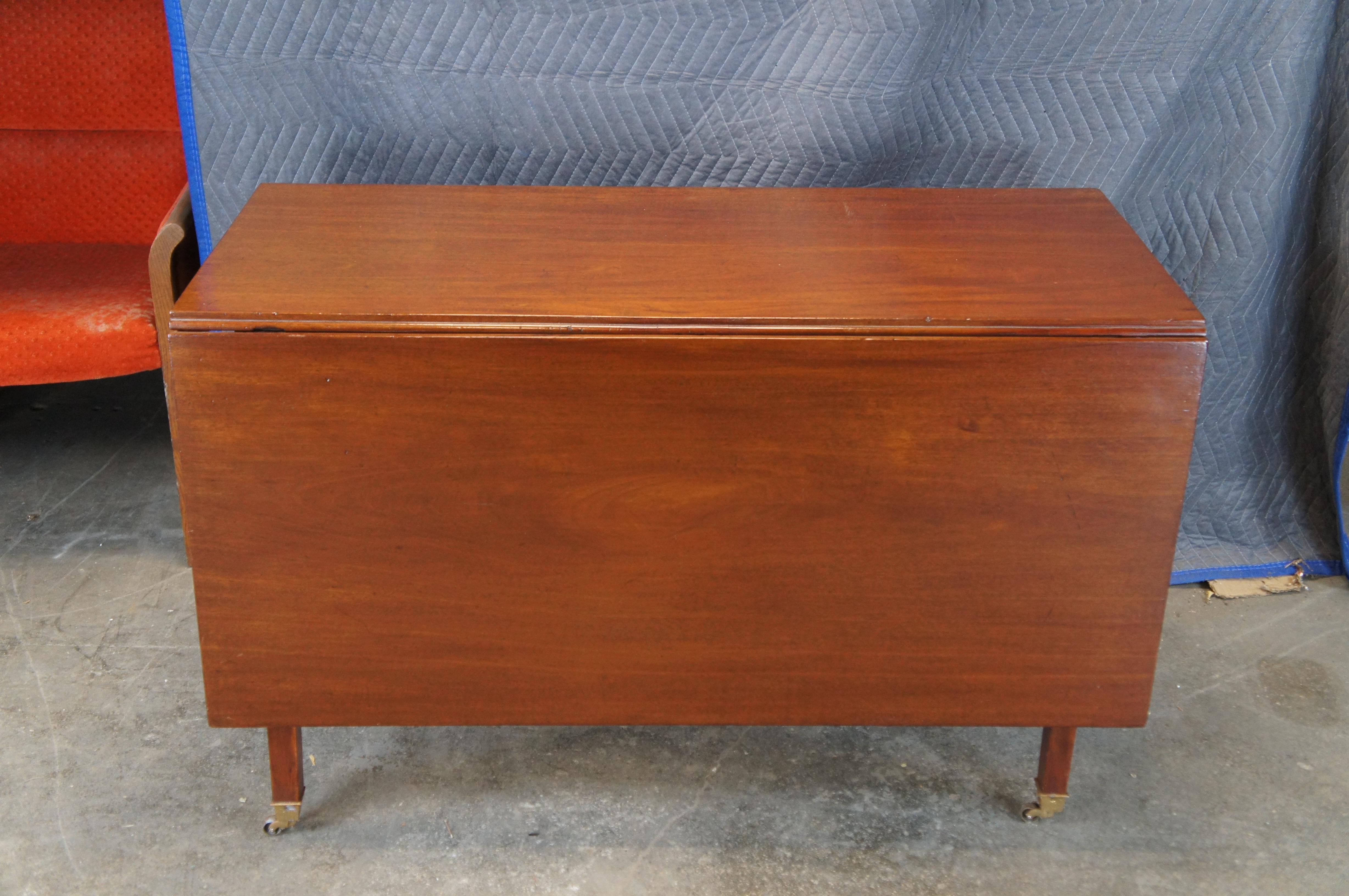 Américain Ancienne table de salle à manger à abattant en acajou de style fédéral américain du début du 19e siècle en vente