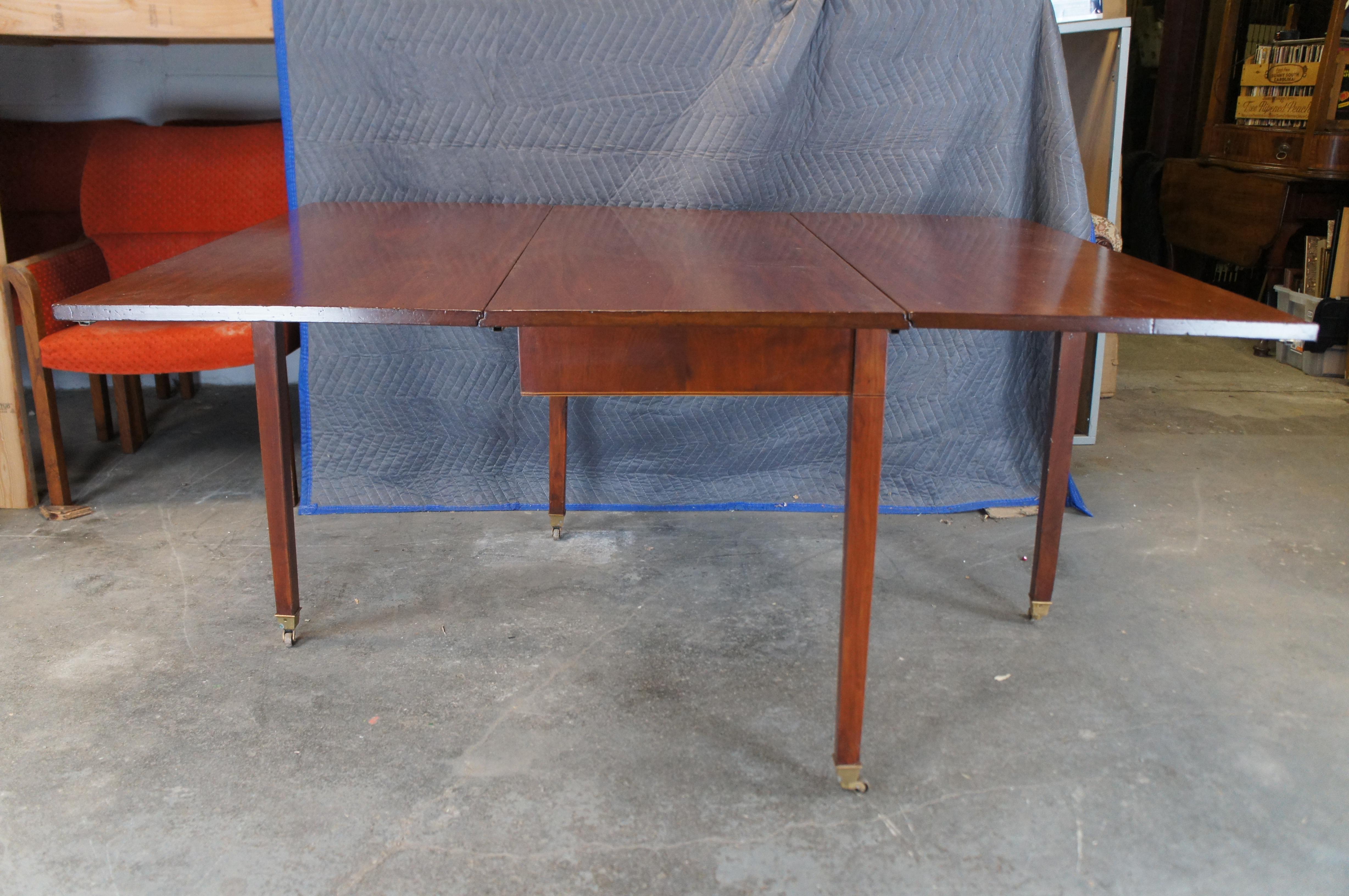 XIXe siècle Ancienne table de salle à manger à abattant en acajou de style fédéral américain du début du 19e siècle en vente