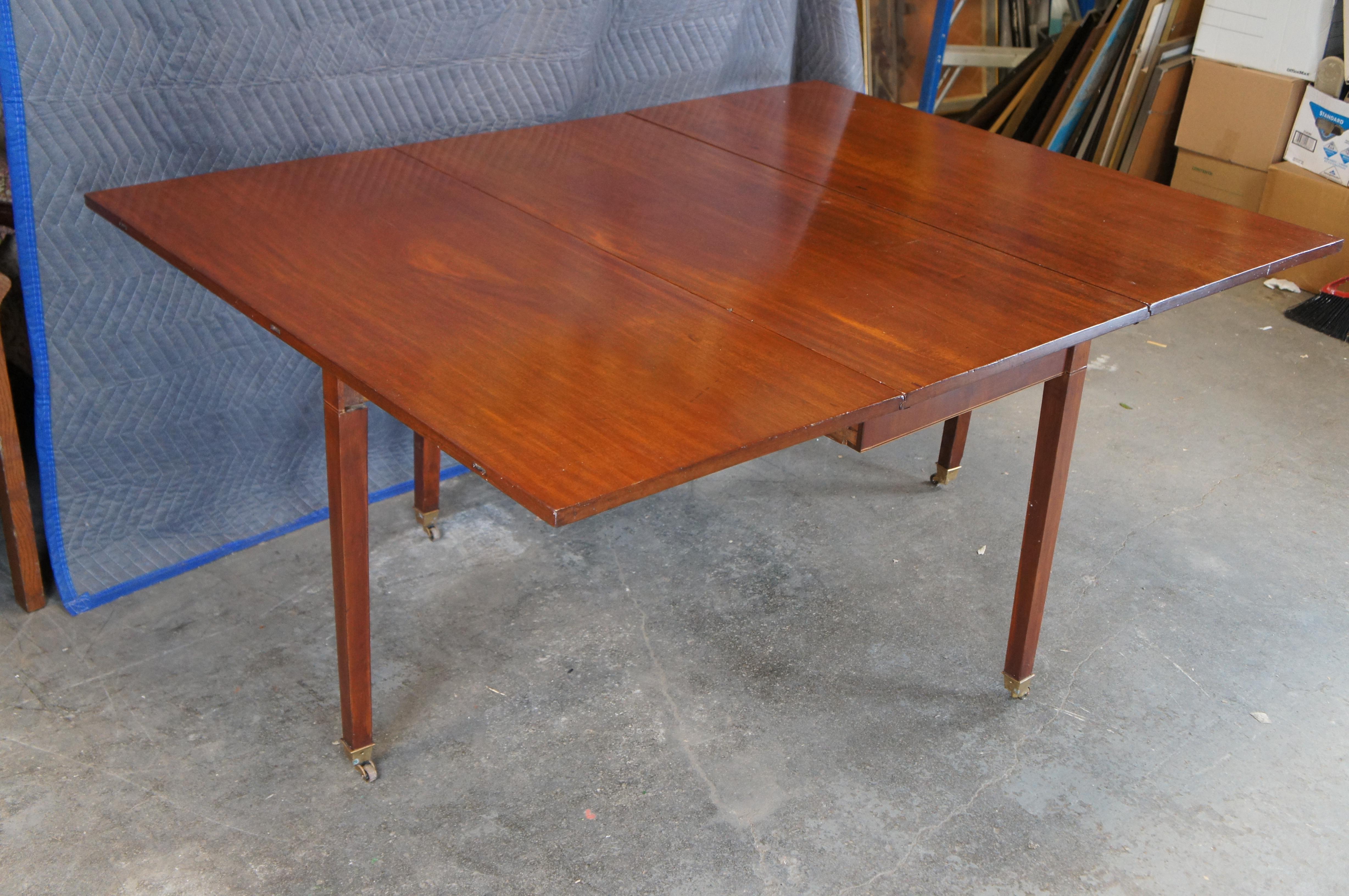 Acajou Ancienne table de salle à manger à abattant en acajou de style fédéral américain du début du 19e siècle en vente